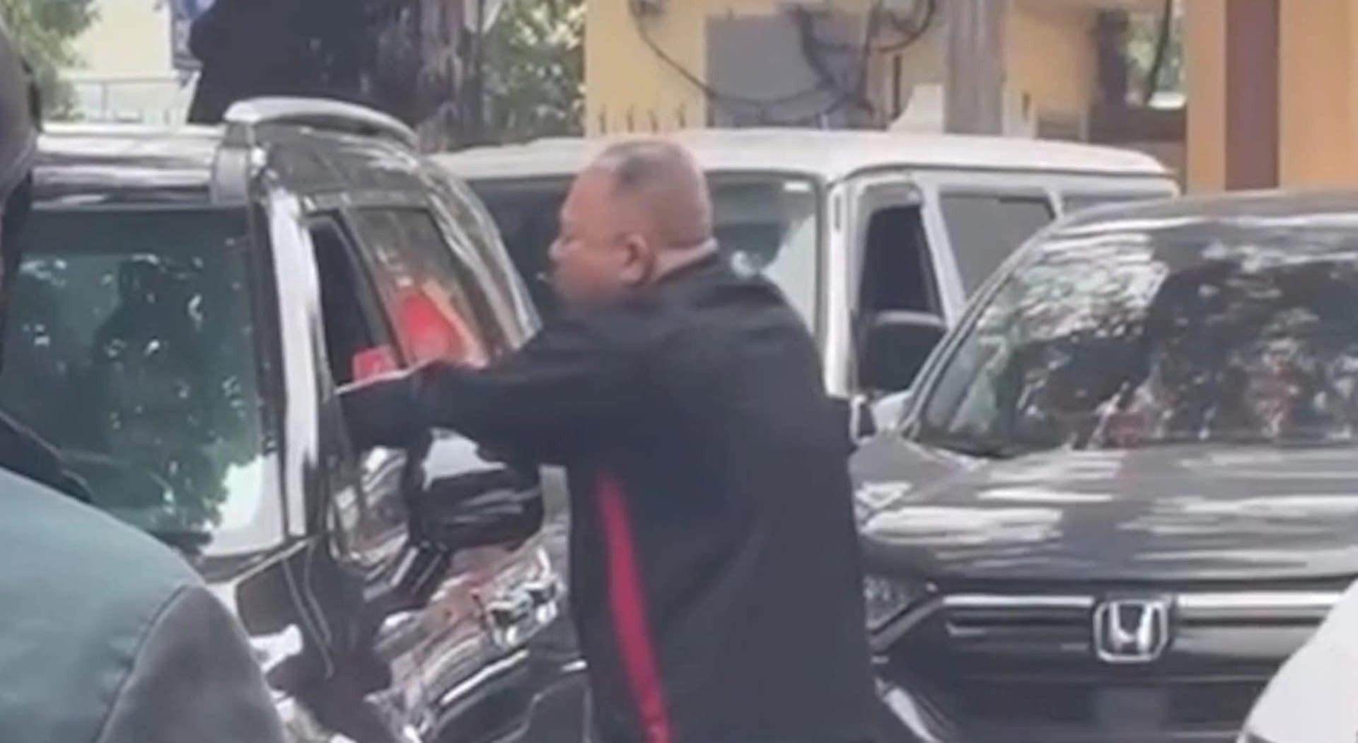 Xác minh clip người đàn ông túm cổ, đấm tài xế ô tô trên phố cổ Hà Nội