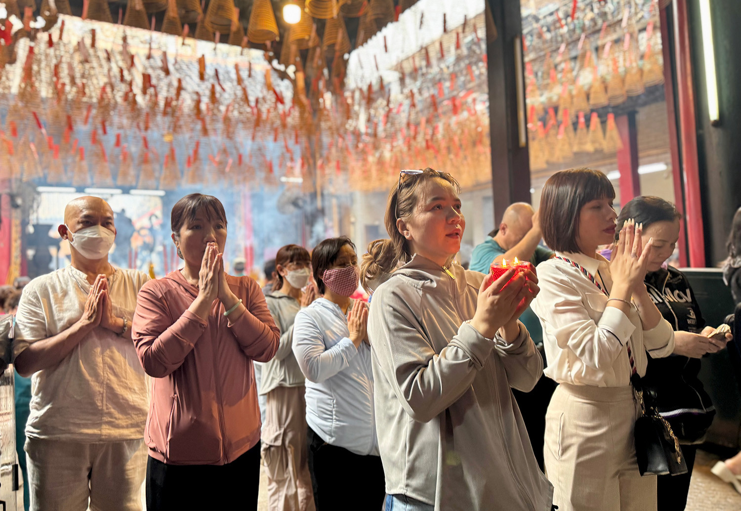 Chùa Bà Thiên Hậu đông kín người cầu an ngày Tết Nguyên tiêu