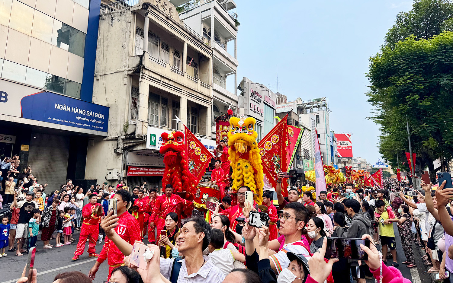 Người dân TP.HCM đổ về Quận 5, hòa mình vào lễ hội Tết Nguyên tiêu