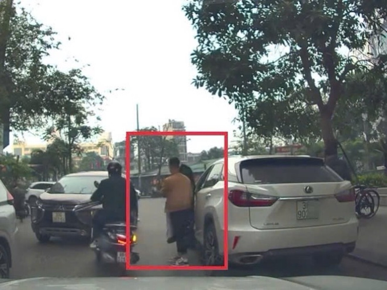 Xử phạt tài xế xe sang Lexus đỗ ngang ngược trên phố Hà Nội