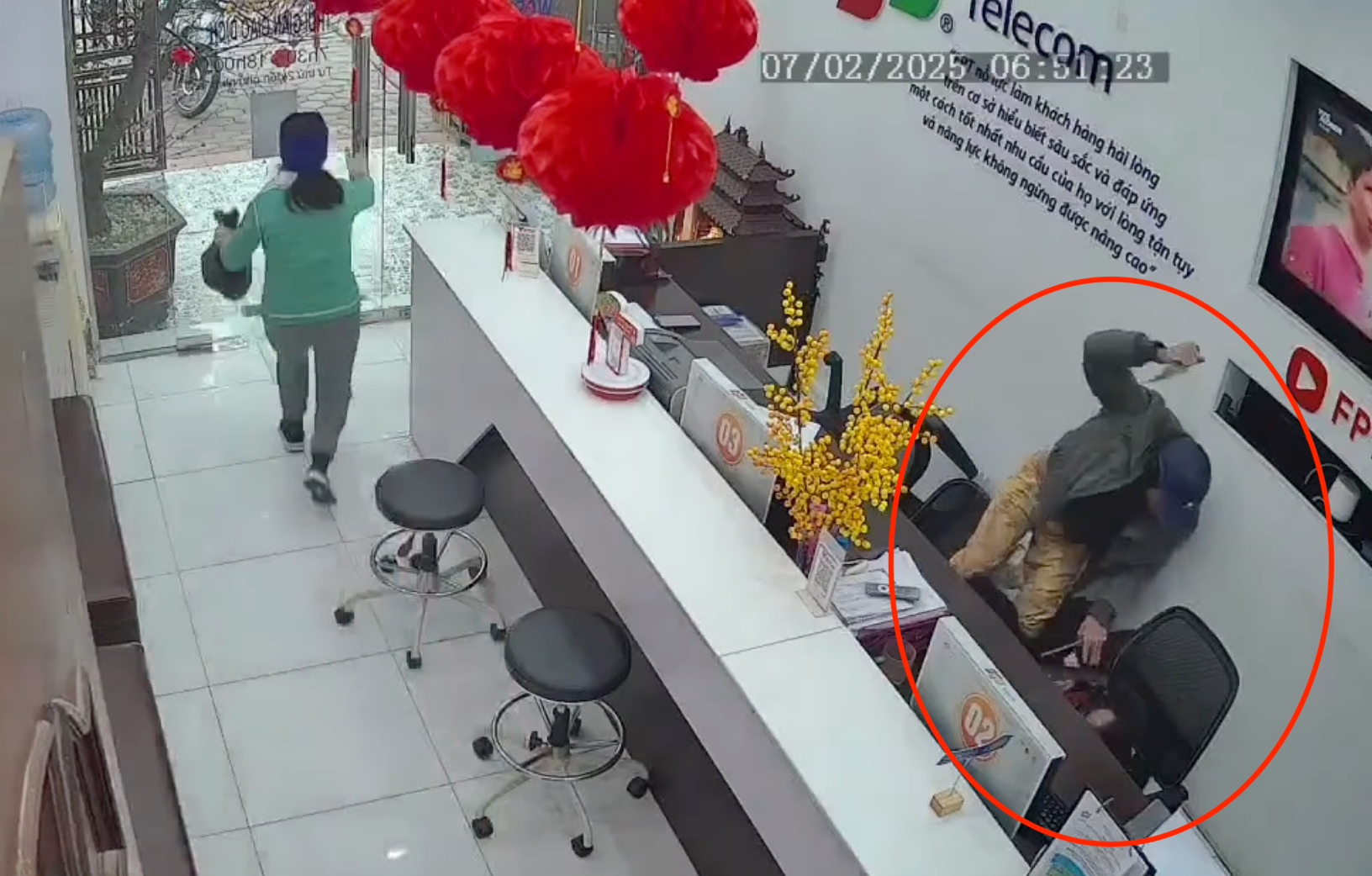 Bảo vệ kể phút lao tới can ngăn kẻ cầm dao tấn công nữ nhân viên bán hàng