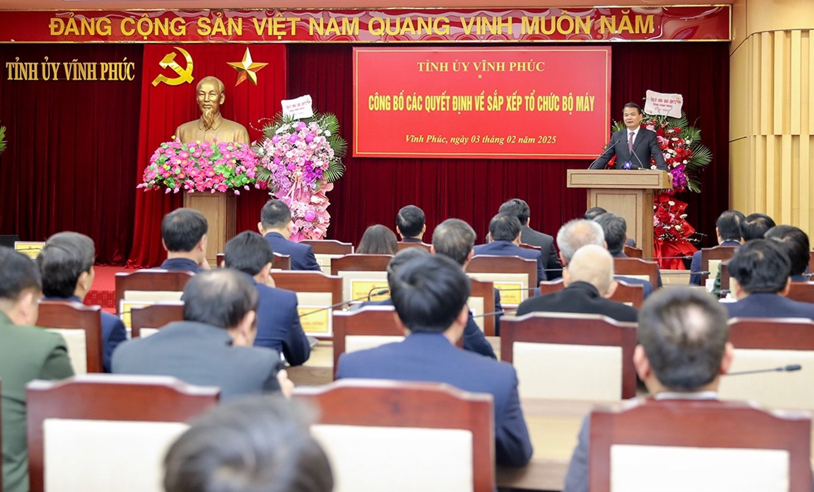 Gần 300 cán bộ ở Vĩnh Phúc tự nguyện xin nghỉ việc