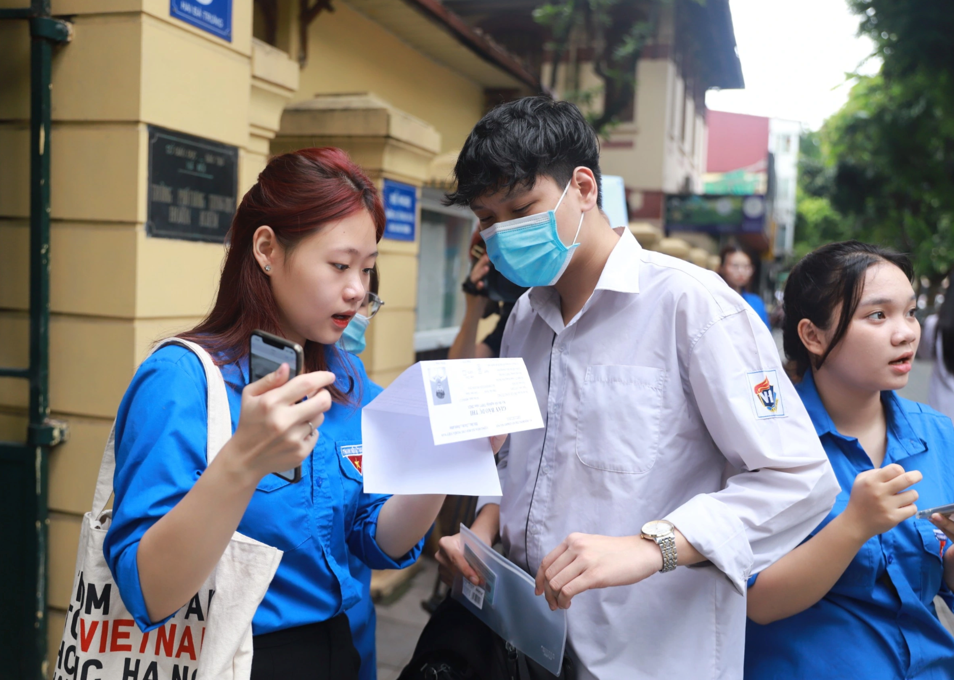 Một trường đại học xét tuyển các tổ hợp bắt buộc có môn Văn