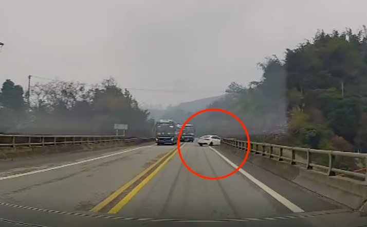 Phạt 35 triệu đồng tài xế quay đầu xe trên cao tốc Nội Bài - Lào Cai