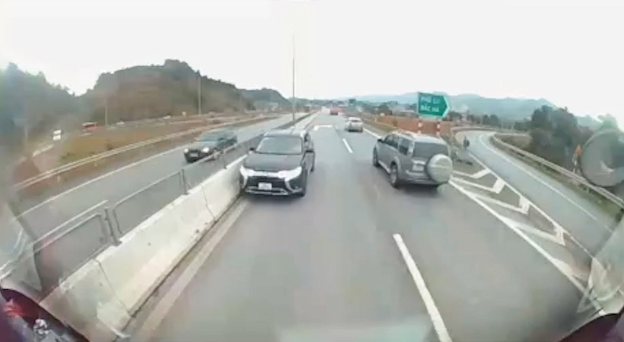 Nữ tài xế lái xe ngược chiều cao tốc bị phạt 35 triệu đồng, trừ 10 điểm bằng lái