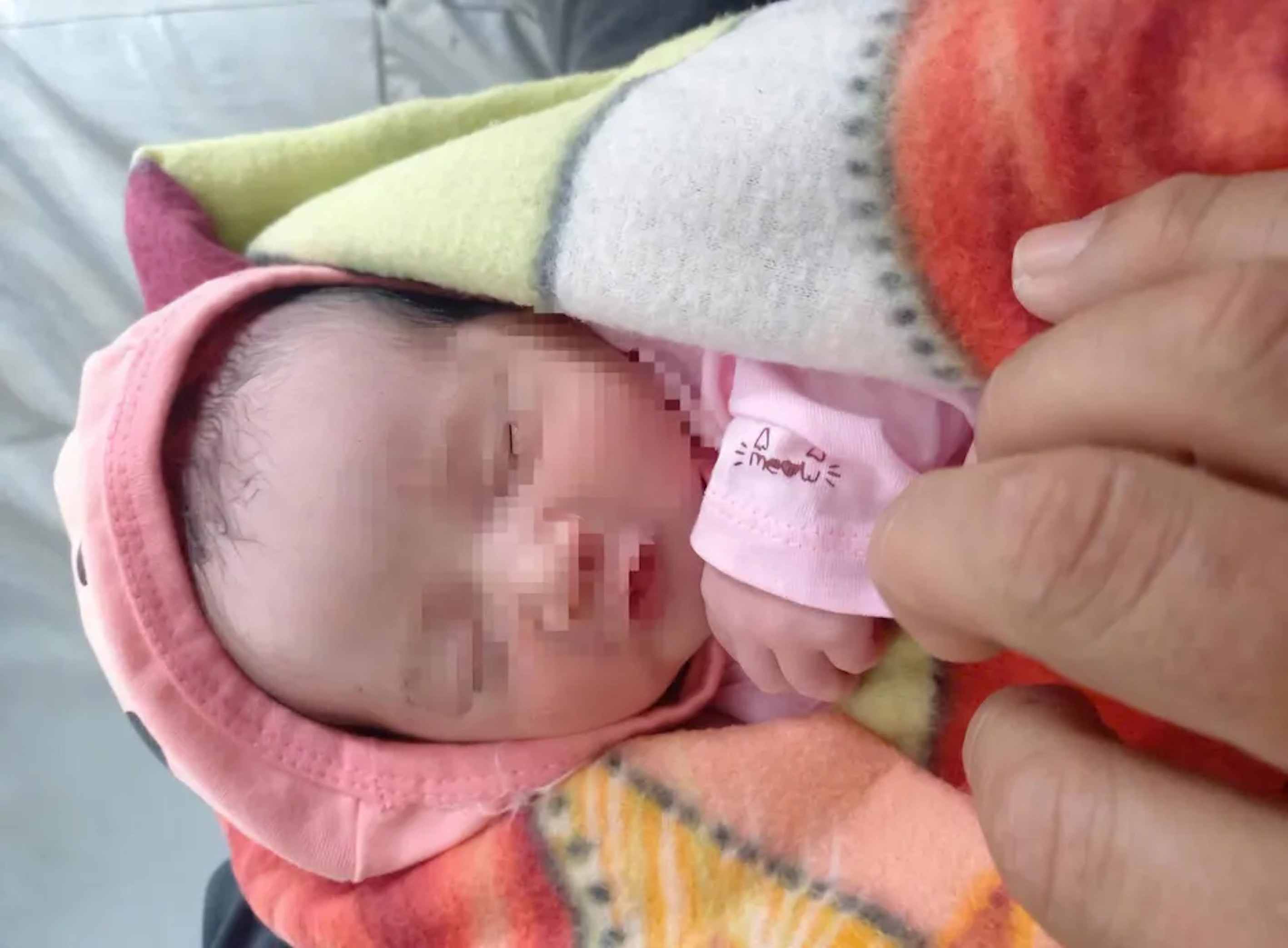 Bé gái sơ sinh nằm trong túi xách bỏ rơi bên vệ đường