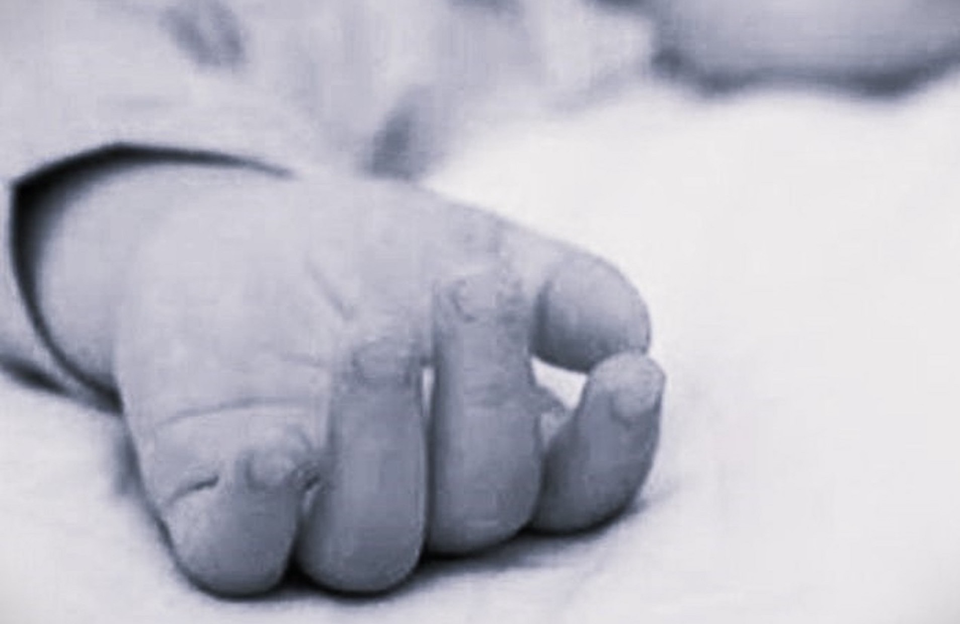 Bé gái 5 tháng tuổi tử vong bất thường khi gửi ở điểm trông trẻ