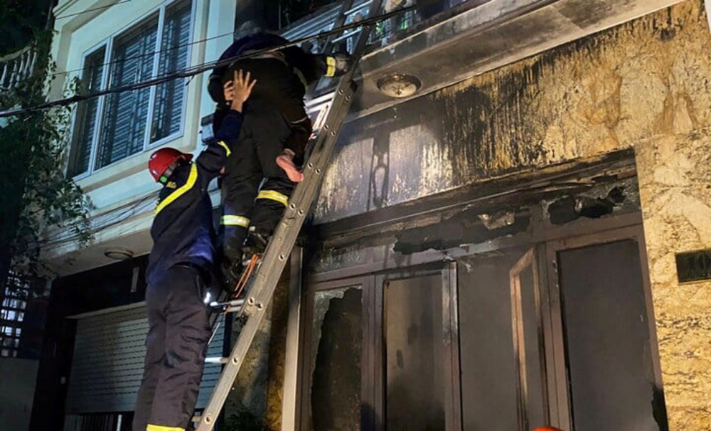 Lính cứu hỏa cõng cụ bà 94 tuổi thoát khỏi đám cháy lúc rạng sáng