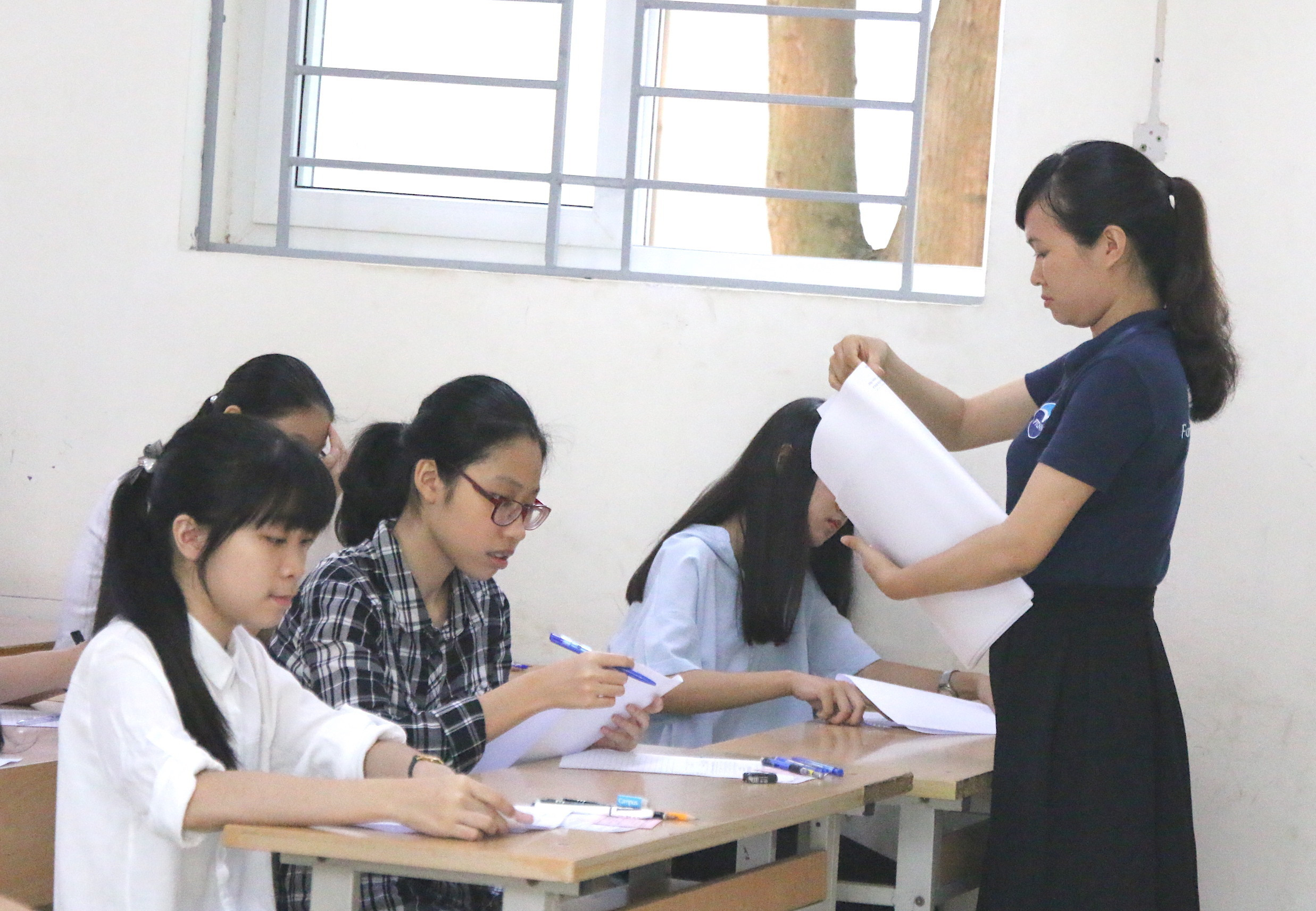 Dừng dạy thêm, học sinh cuối cấp như ngồi trên đống lửa, 'ôn thi thế nào'