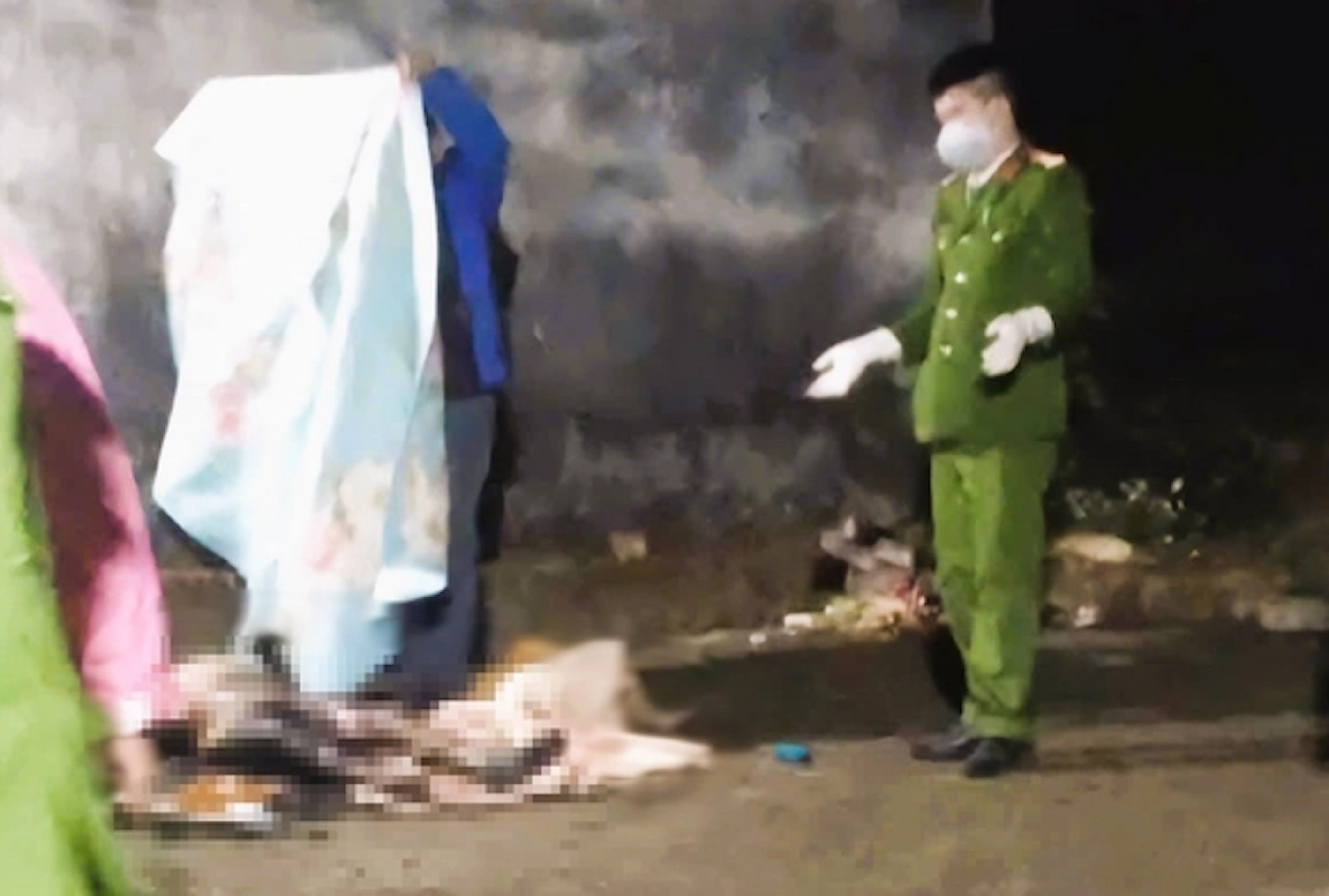 Người phụ nữ sống một mình dùng xăng tự thiêu