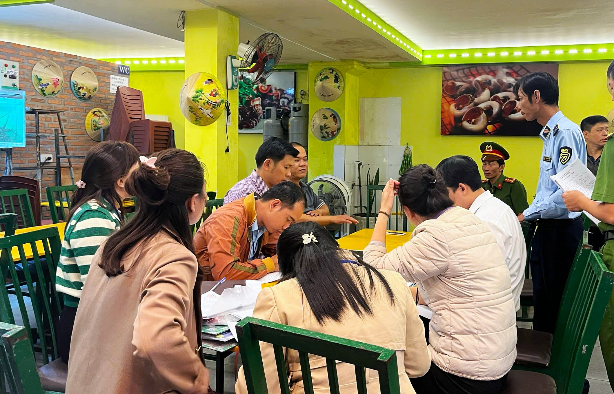 Phạt gần 100 triệu đồng quán ăn ở Nha Trang bán đĩa rau muống xào 500.000 đồng 