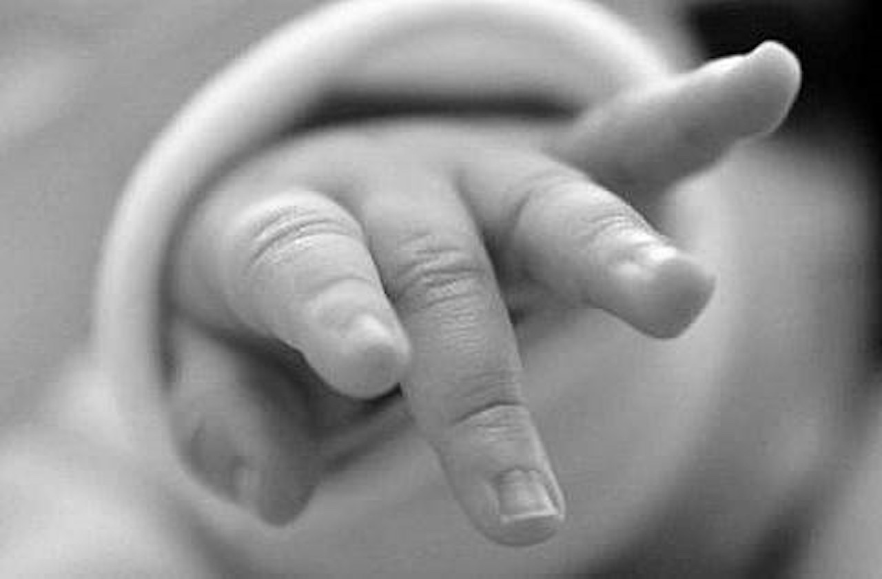 Bé gái 5 tháng tuổi tử vong bất thường: Lời khai của người trông trẻ