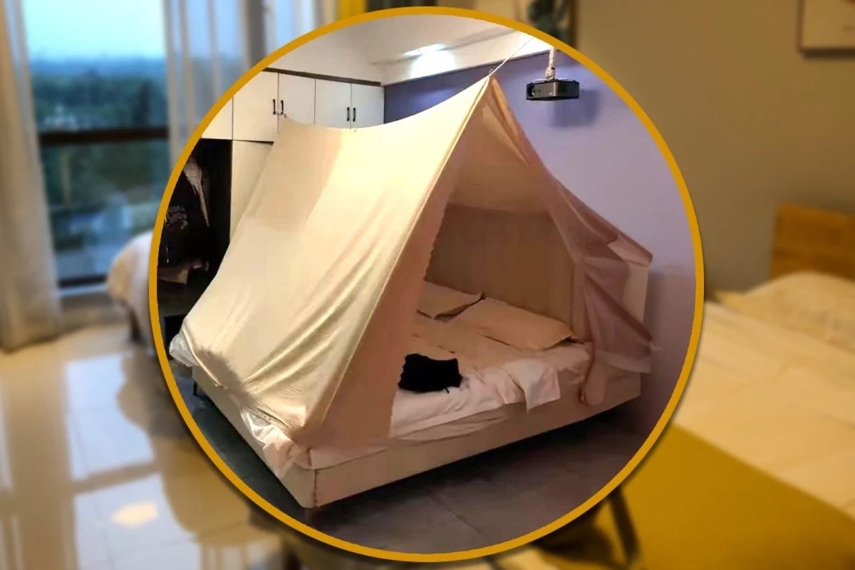 Sợ camera quay lén, cô gái dựng lều trên giường khách sạn 