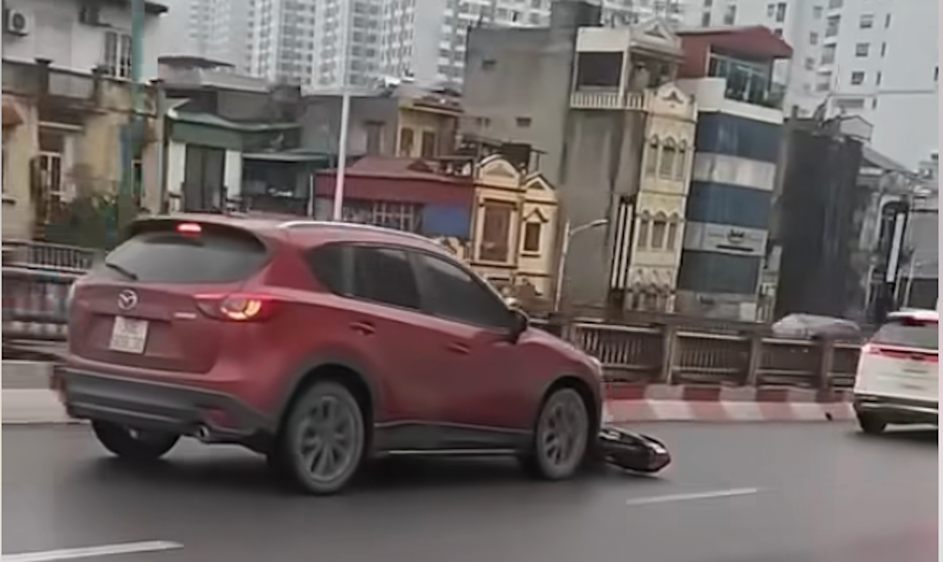 Triệu tập tài xế ô tô gây tai nạn rồi bỏ chạy, kéo lê xe máy suốt đoạn đường dài