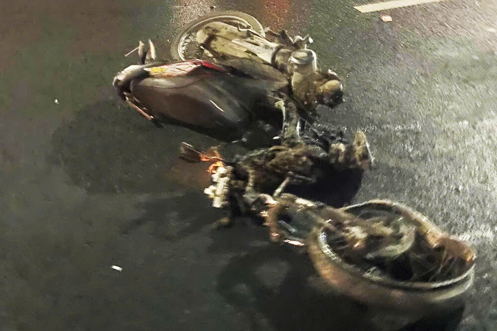 Xe máy biến dạng sau va chạm với ô tô trên cầu Nhật Tân, tài xế tử vong