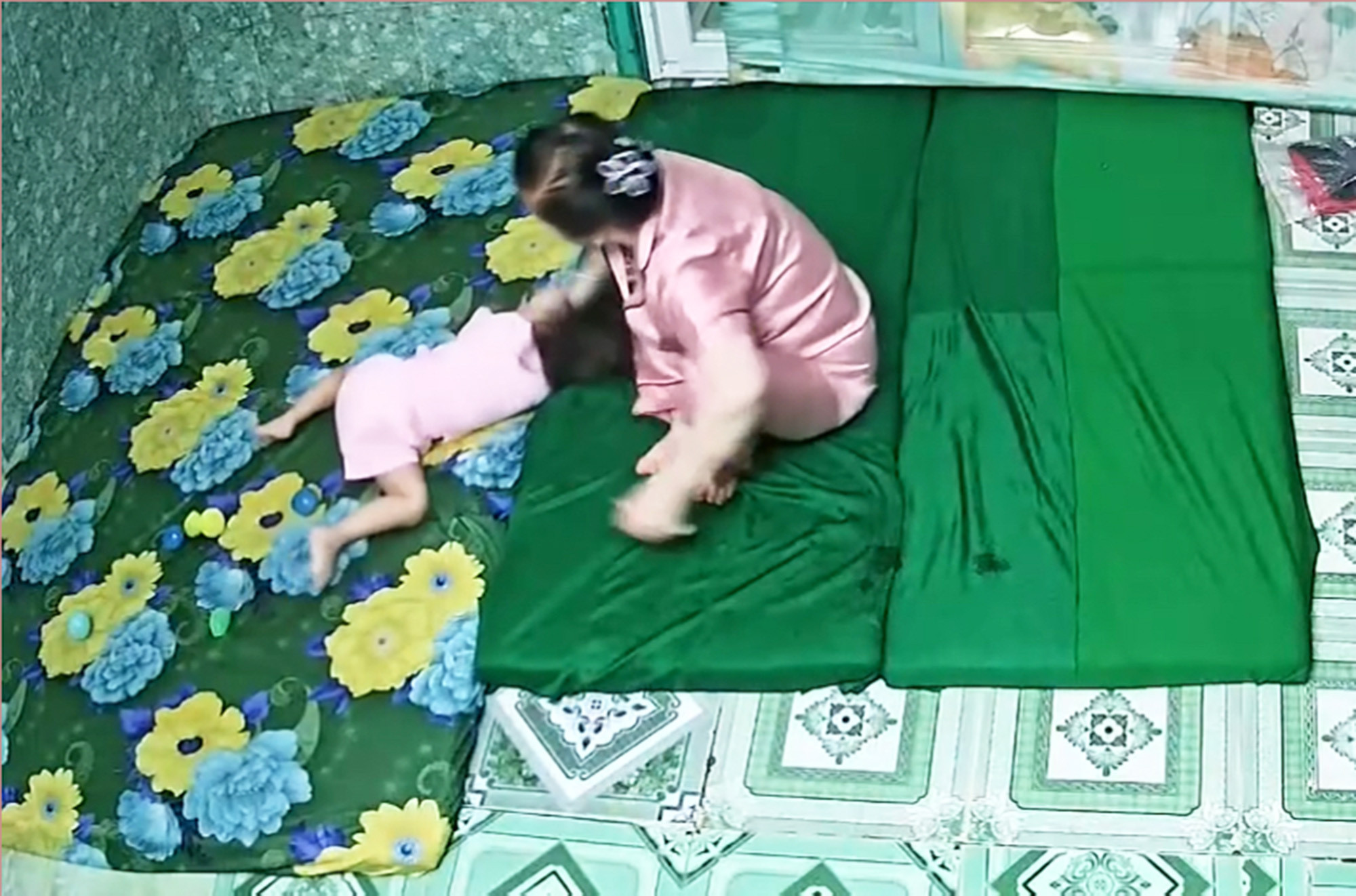 Bắt khẩn cấp người phụ nữ bạo hành 2 bé tại điểm giữ trẻ tự phát ở Long An