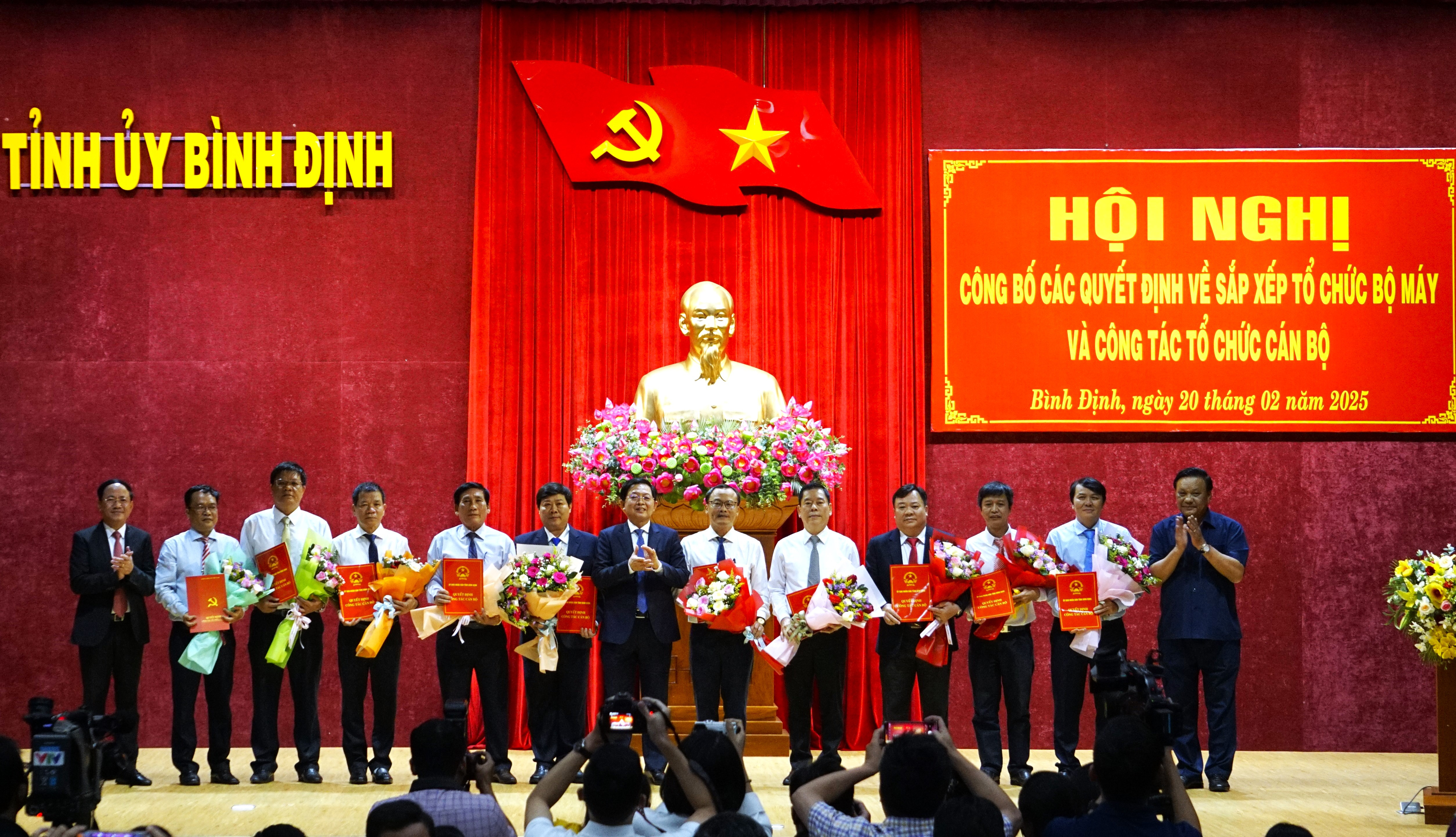 Bình Định: Công bố 7 Sở mới, 13 lãnh đạo chủ chốt nghỉ hưu