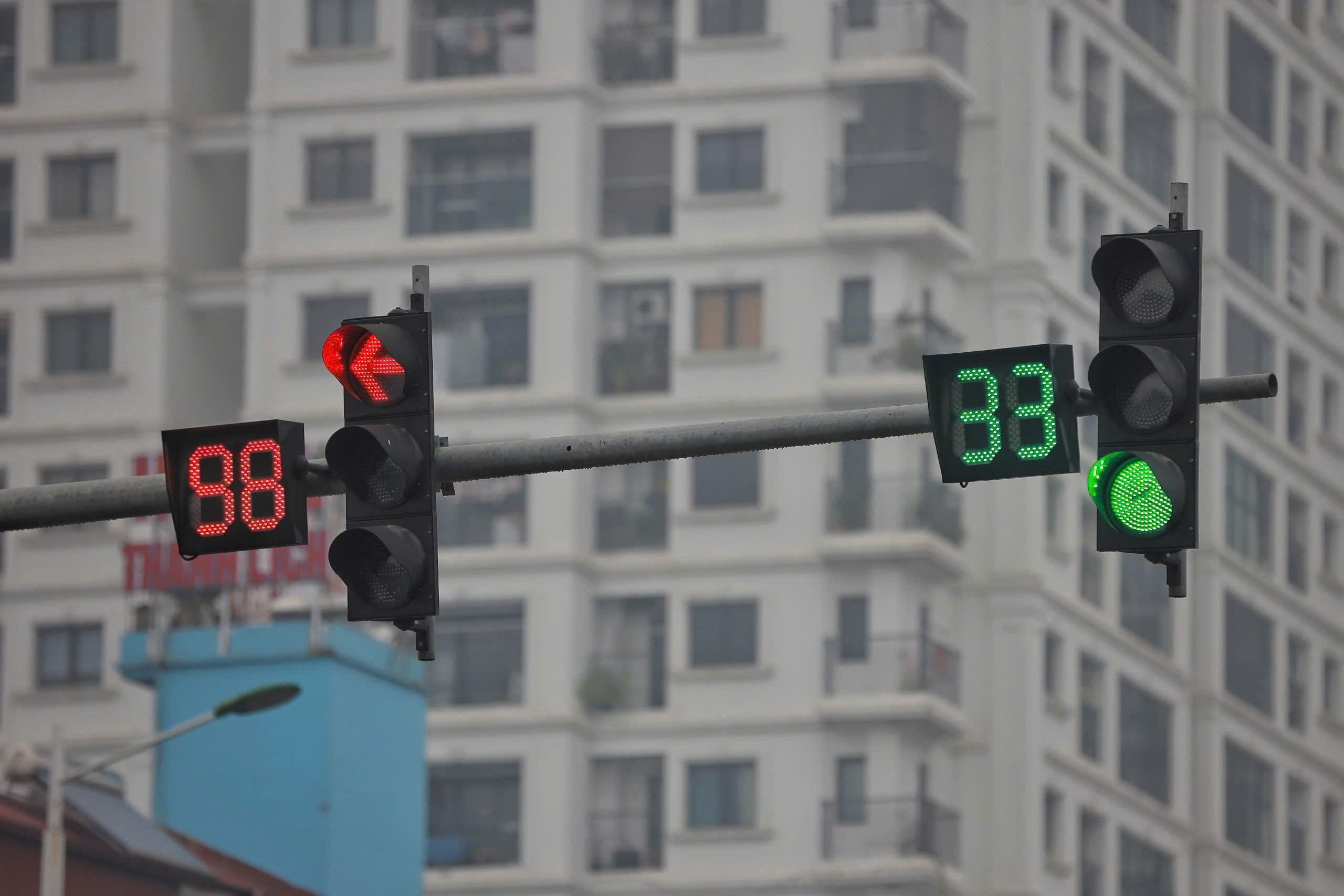 Đường 8 làn xe tắc dài sau điều chỉnh đèn giao thông: Đề xuất tắt tín hiệu đèn