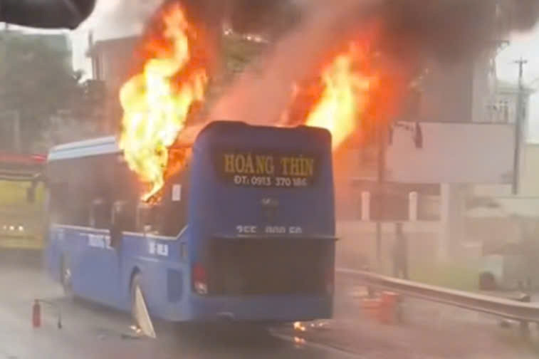 Xe khách bốc cháy dữ dội, hành khách tháo chạy thoát thân