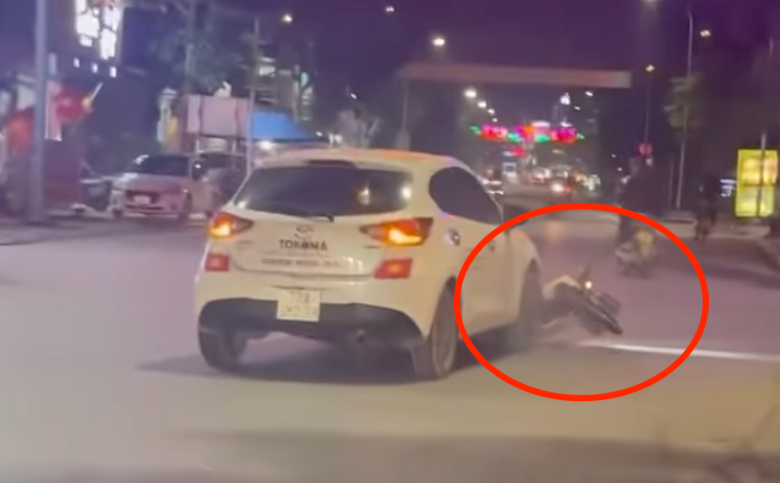 Ô tô kéo lê xe máy bỏ chạy sau tai nạn ở Vĩnh Phúc