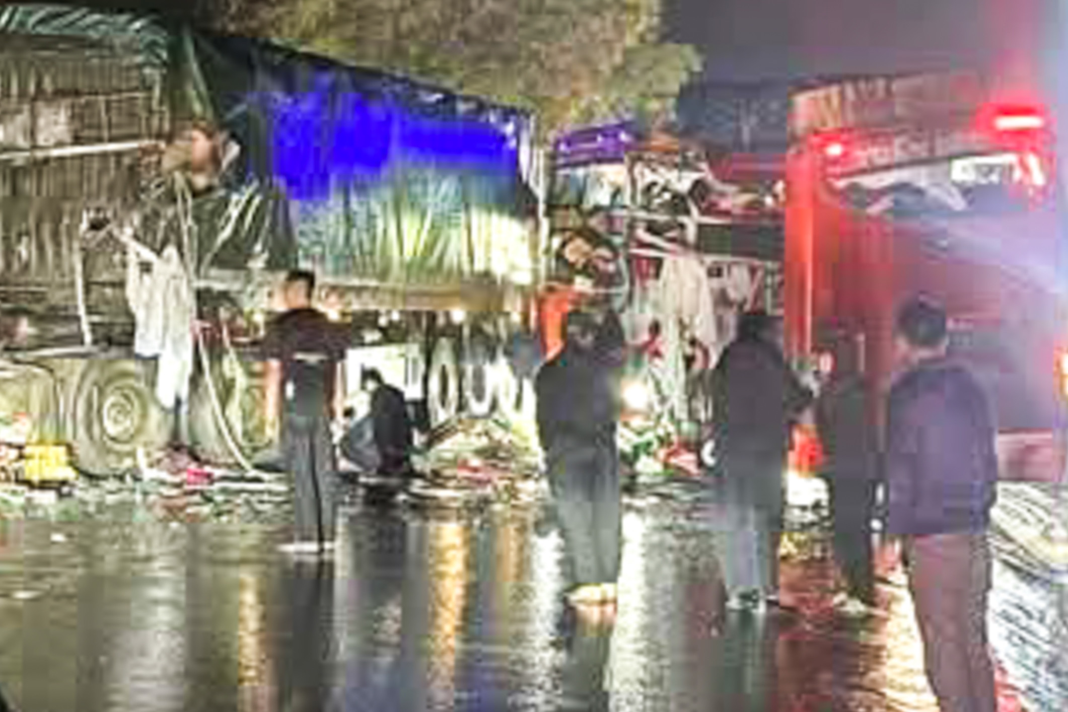 Xe giường nằm đâm ô tô đầu kéo trong đêm, 3 người chết, nhiều người bị thương