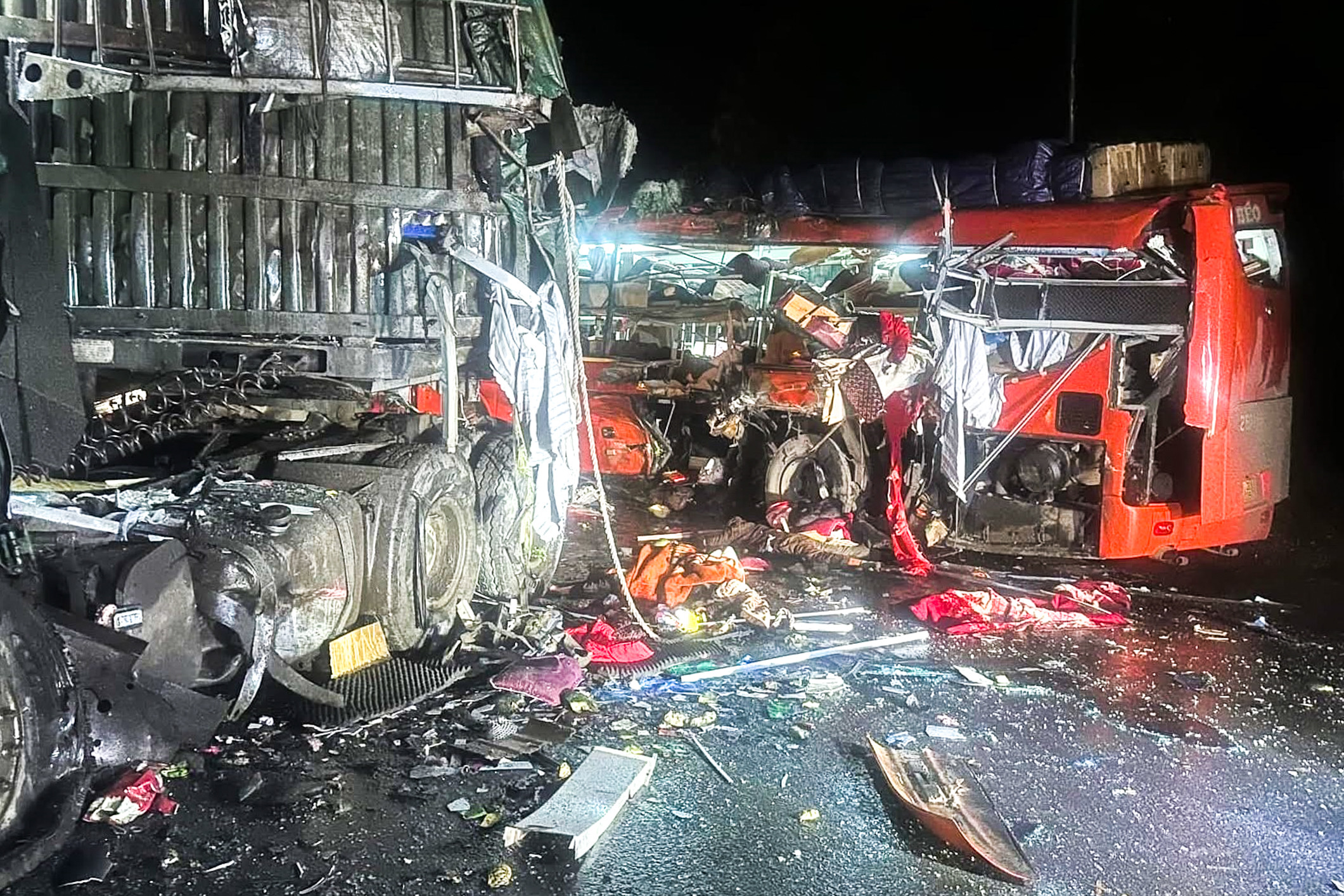 Tai nạn 6 người chết ở Sơn La: 'Sau tiếng nổ, la liệt người rơi xuống đường' 