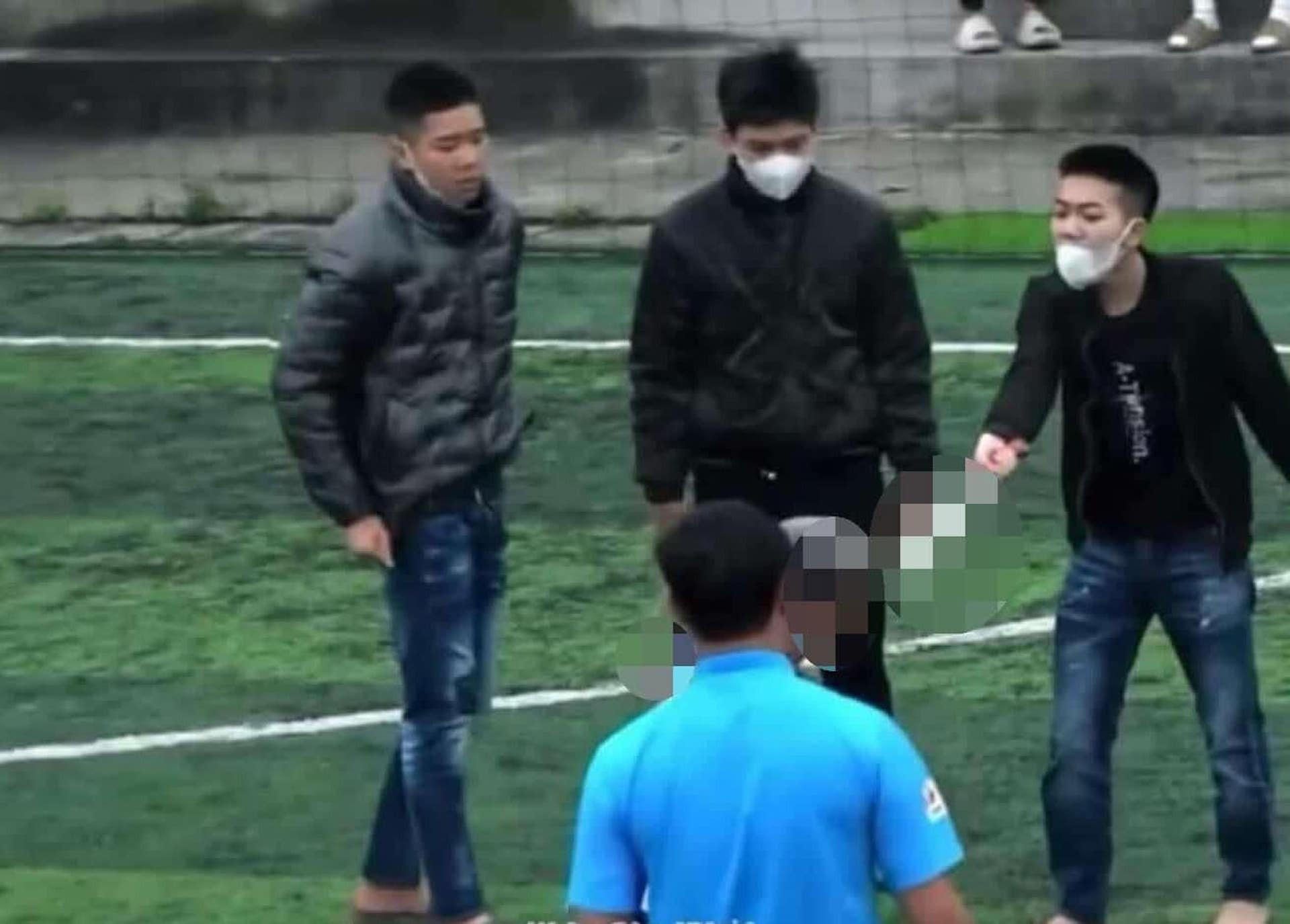 Yêu cùng một cô gái, thanh niên gọi đồng bọn đến sân bóng đe doạ 'tình địch'