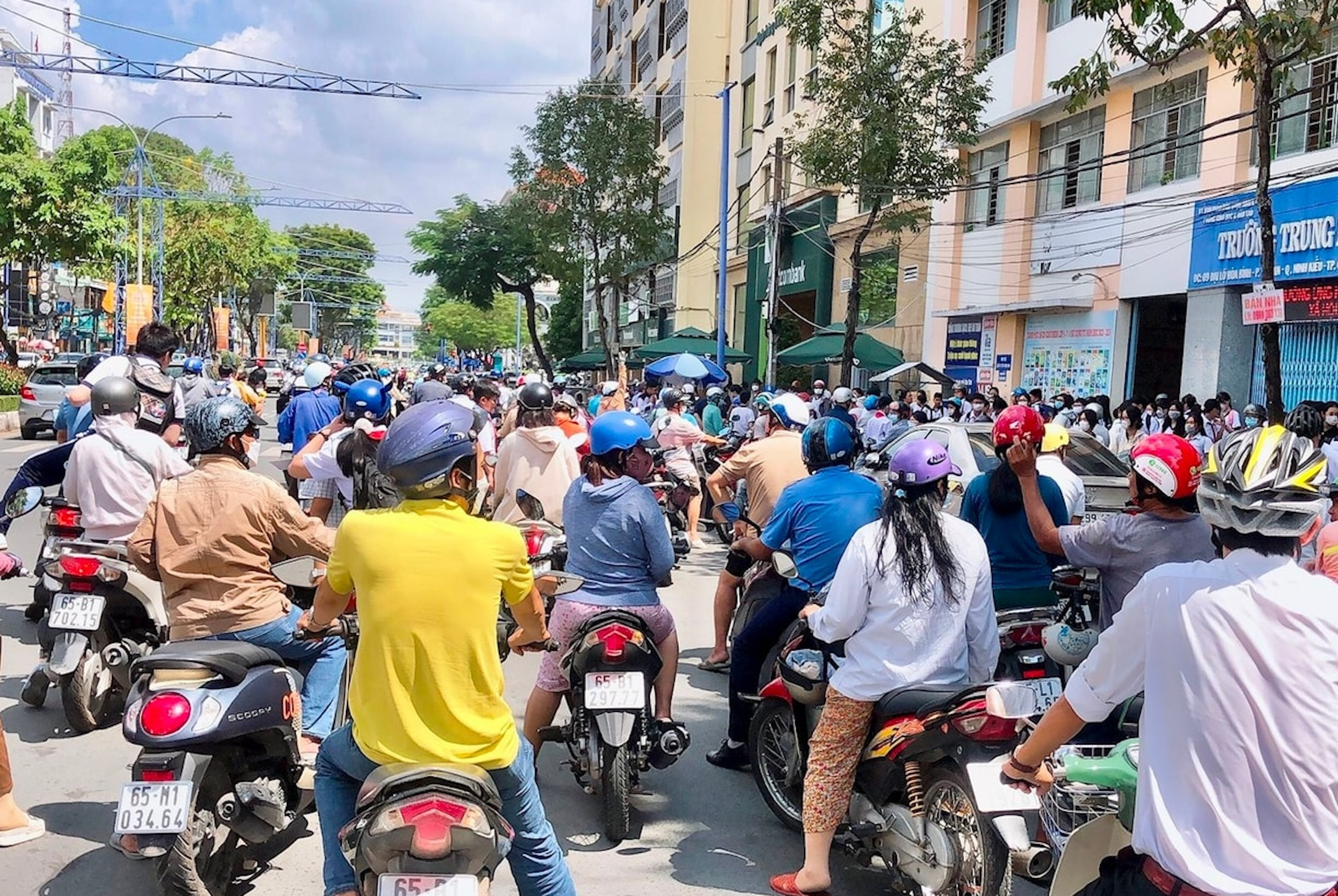 Tự chặn xe điều phối giao thông trước cổng trường có bị phạt? 