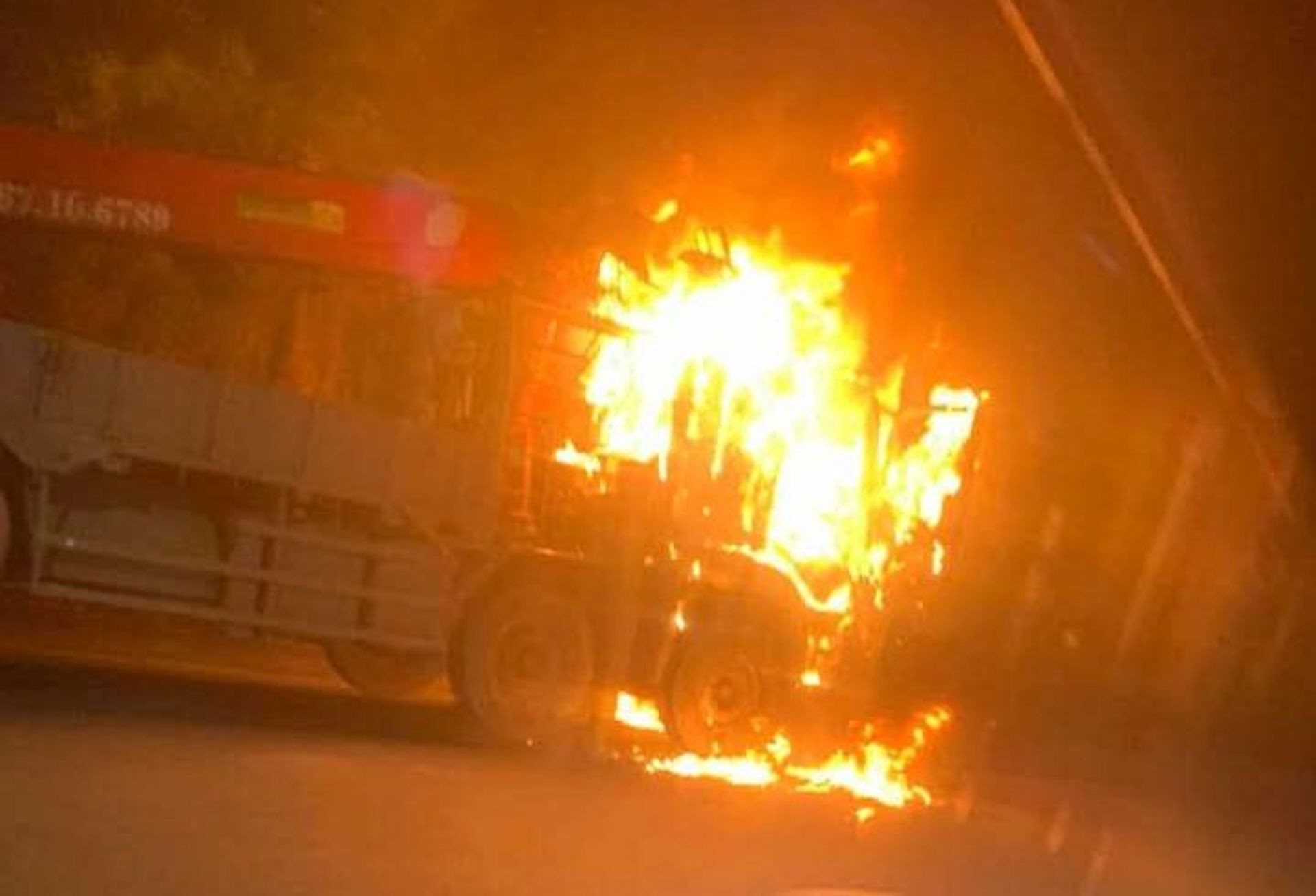 Ô tô bốc cháy ngùn ngụt trên Đại lộ Thăng Long vào giờ cao điểm