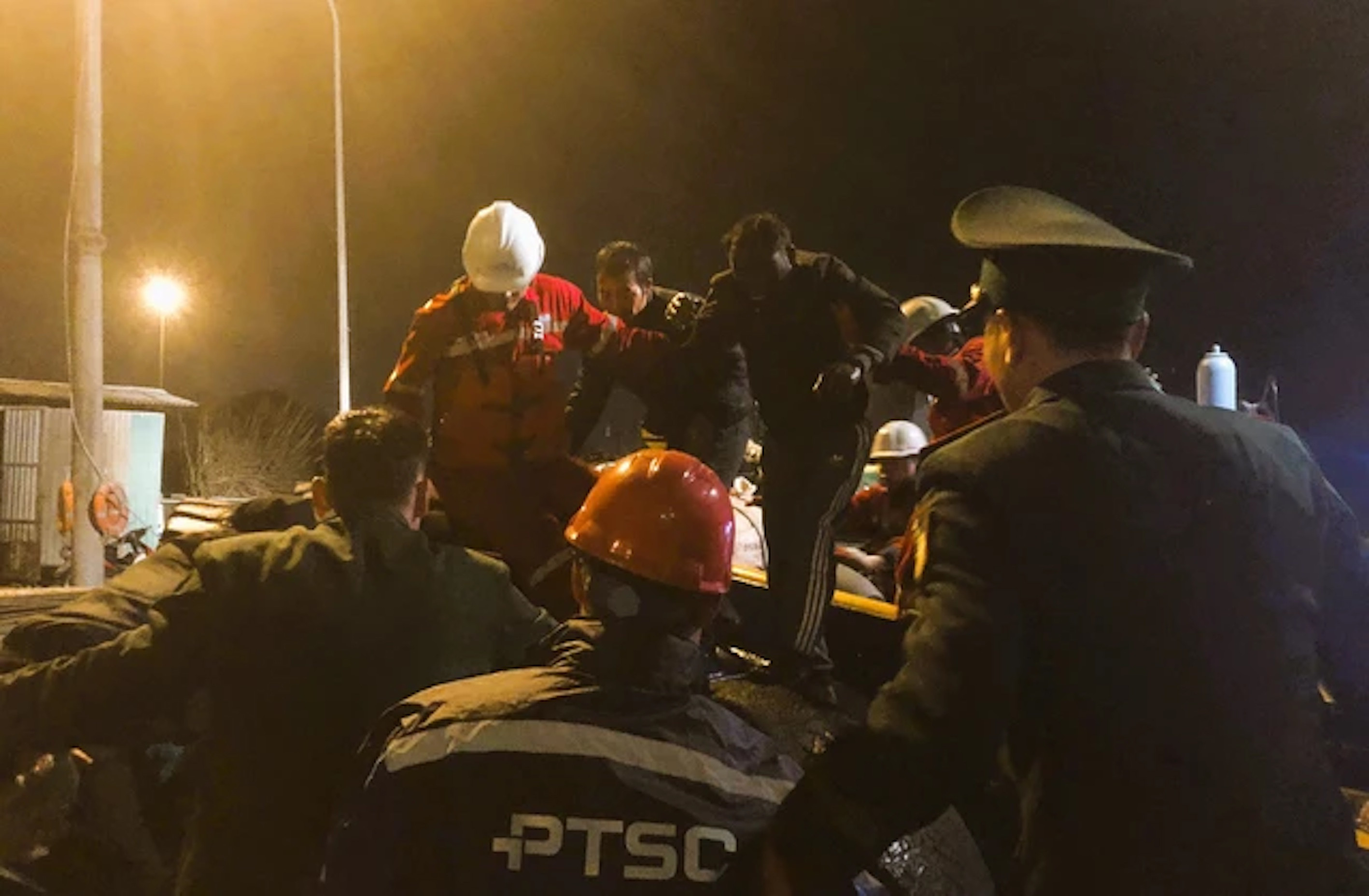 Tàu chở 6.900 tấn sắt bốc cháy trên biển, hai người bị thương