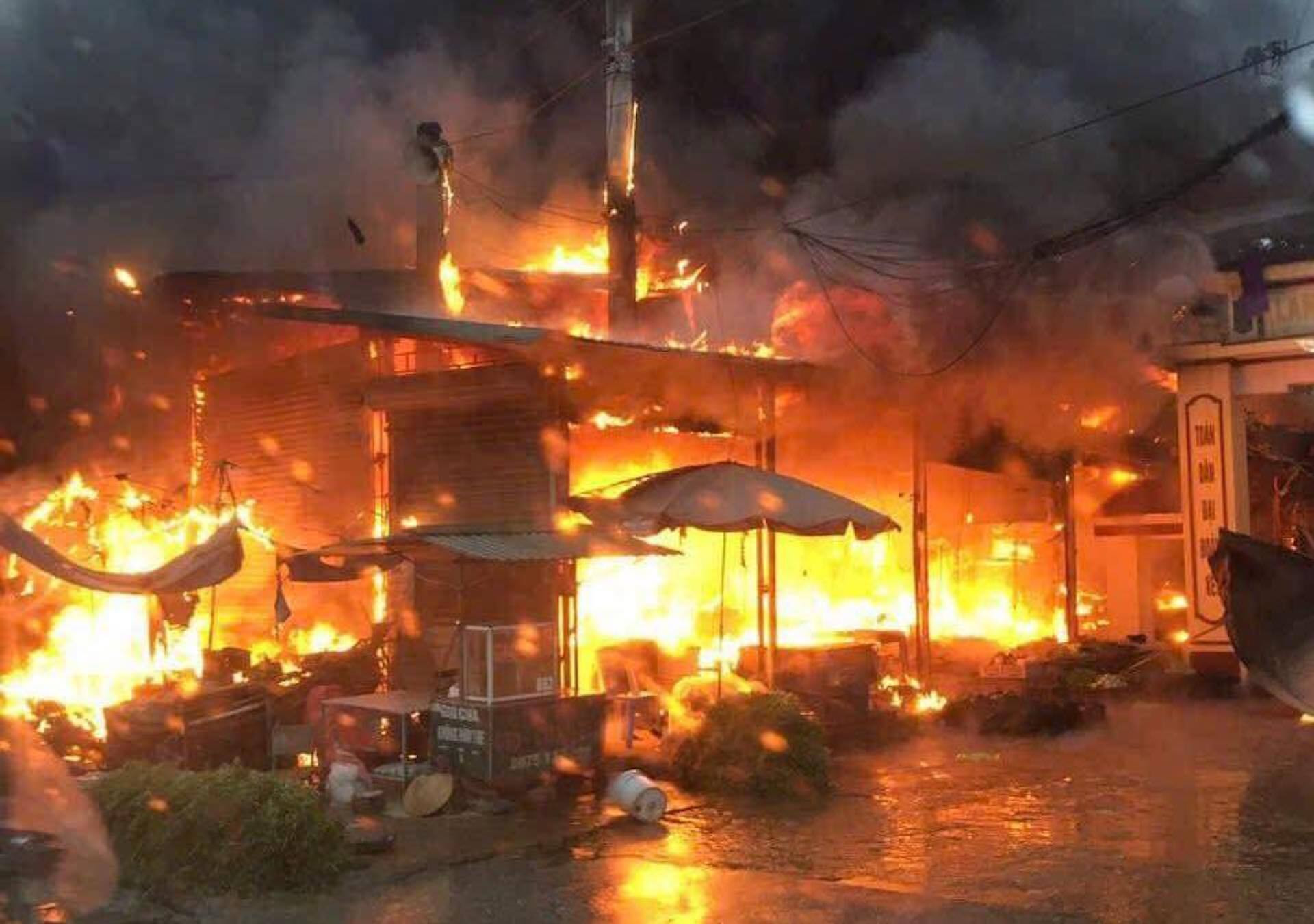 Lửa thiêu rụi toàn bộ khu chợ ở Tuyên Quang, trăm cảnh sát căng mình cứu hoả