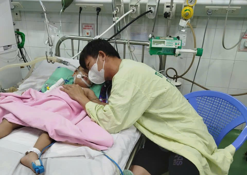 Chồng kiệt quệ khi vợ mắc ung thư, con trai 2 tuổi viêm phổi nặng