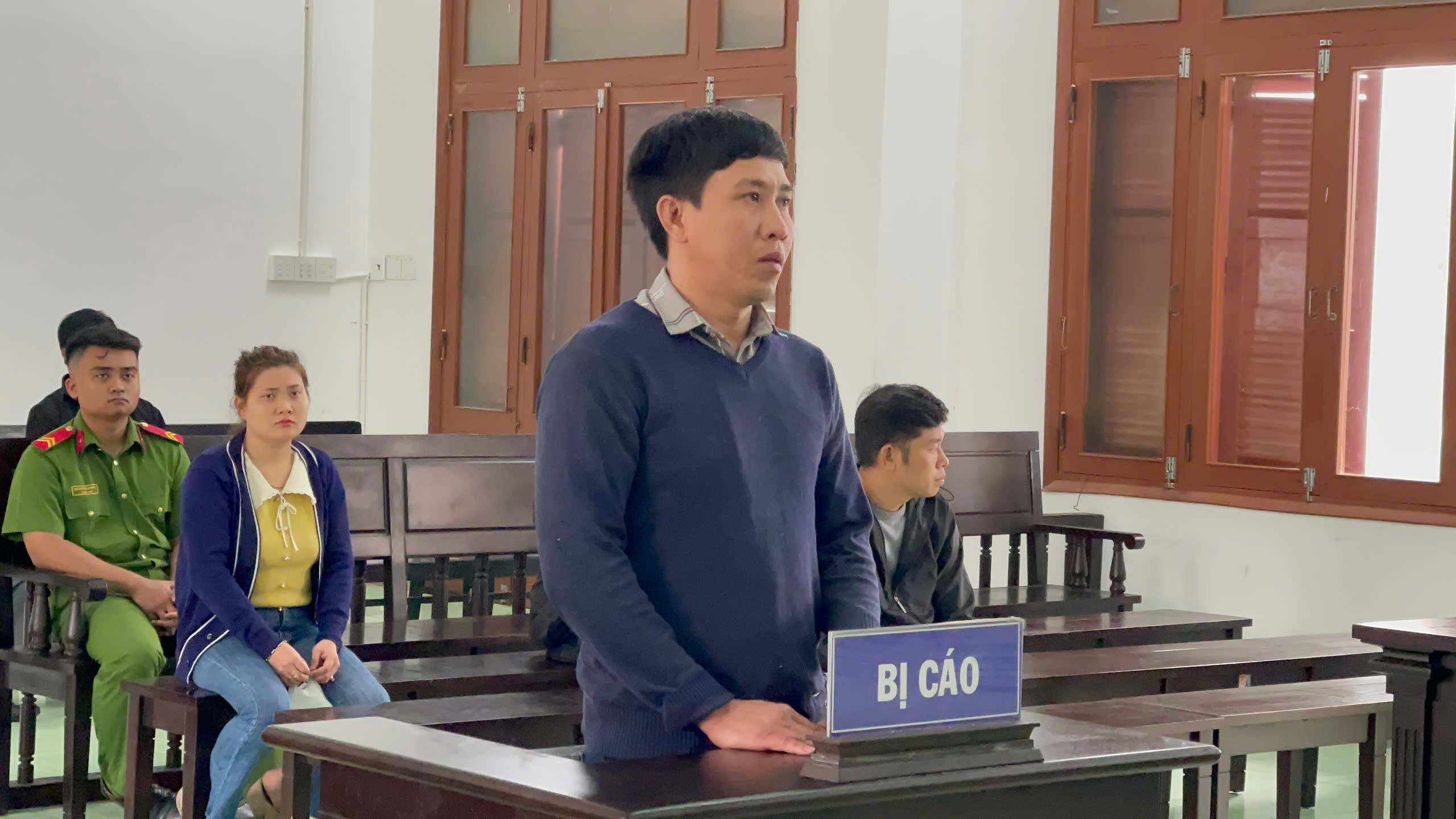 Nghi ngờ vợ ngoại tình với hàng xóm, người đàn ông chém trọng thương tình địch