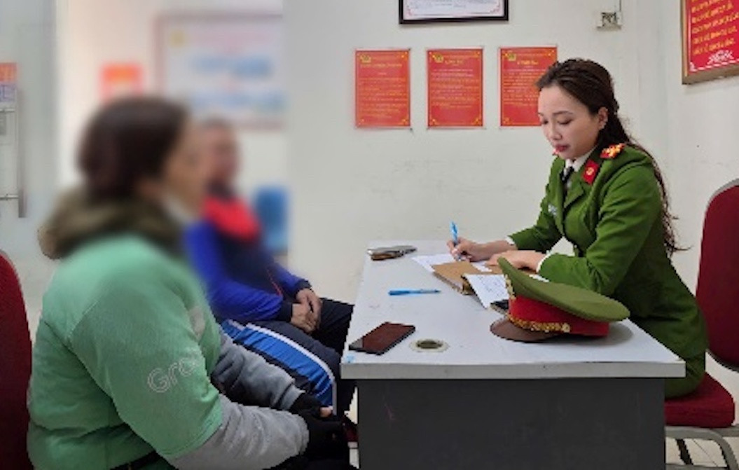 Thấy tiền sửa xe đắt, người phụ nữ bịa chuyện bị chủ quán dí tô vít, ép trả tiền