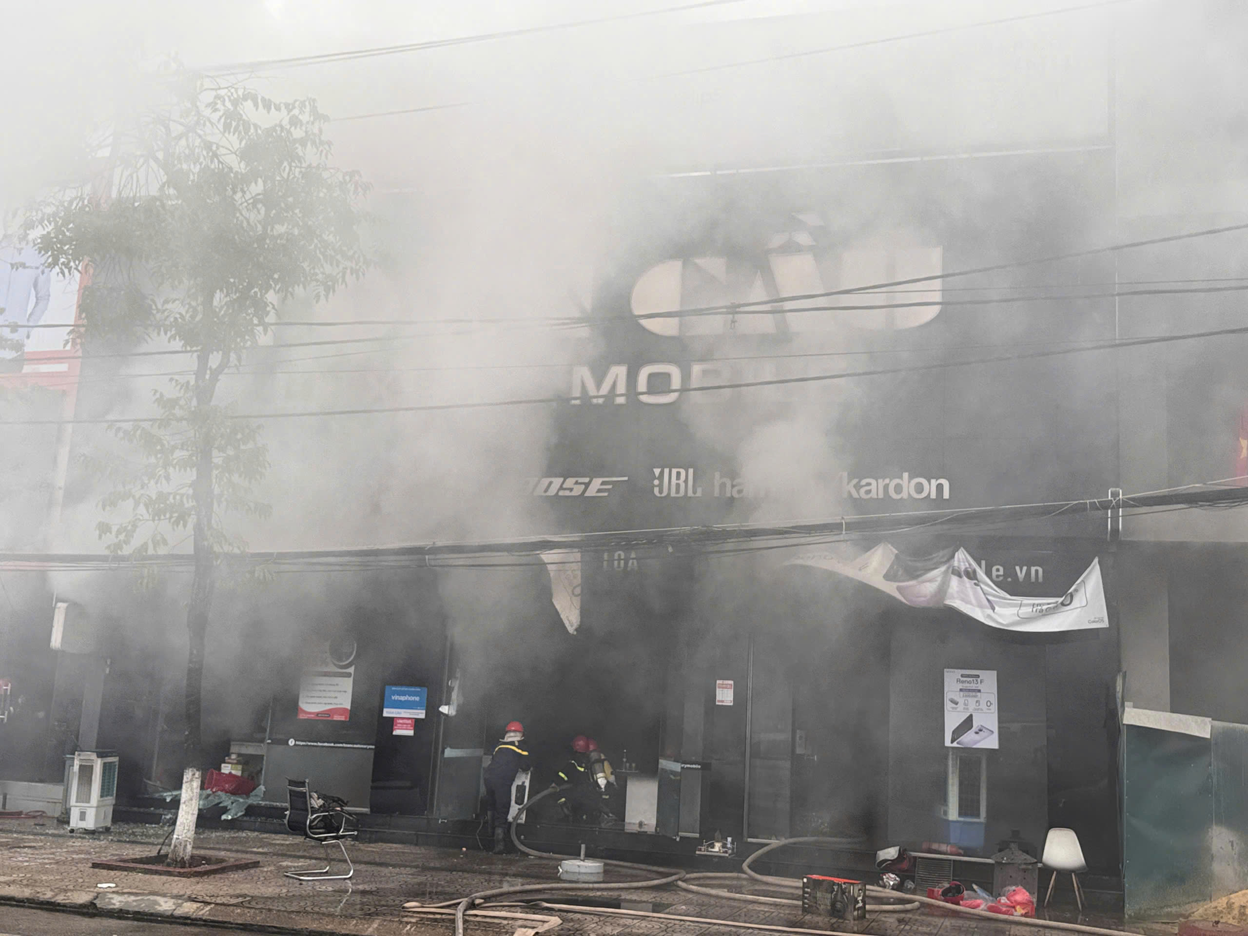 Cháy cửa hàng điện thoại ở Đồng Hới, nhiều tài sản bị thiêu rụi