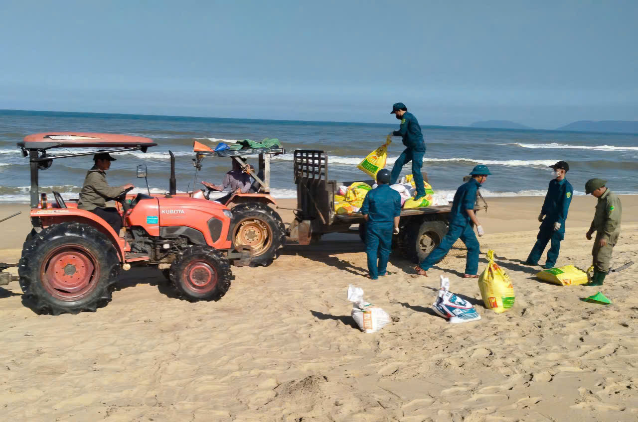 Lượng dầu vón cục tràn vào vịnh Lăng Cô vượt xa dự báo ban đầu