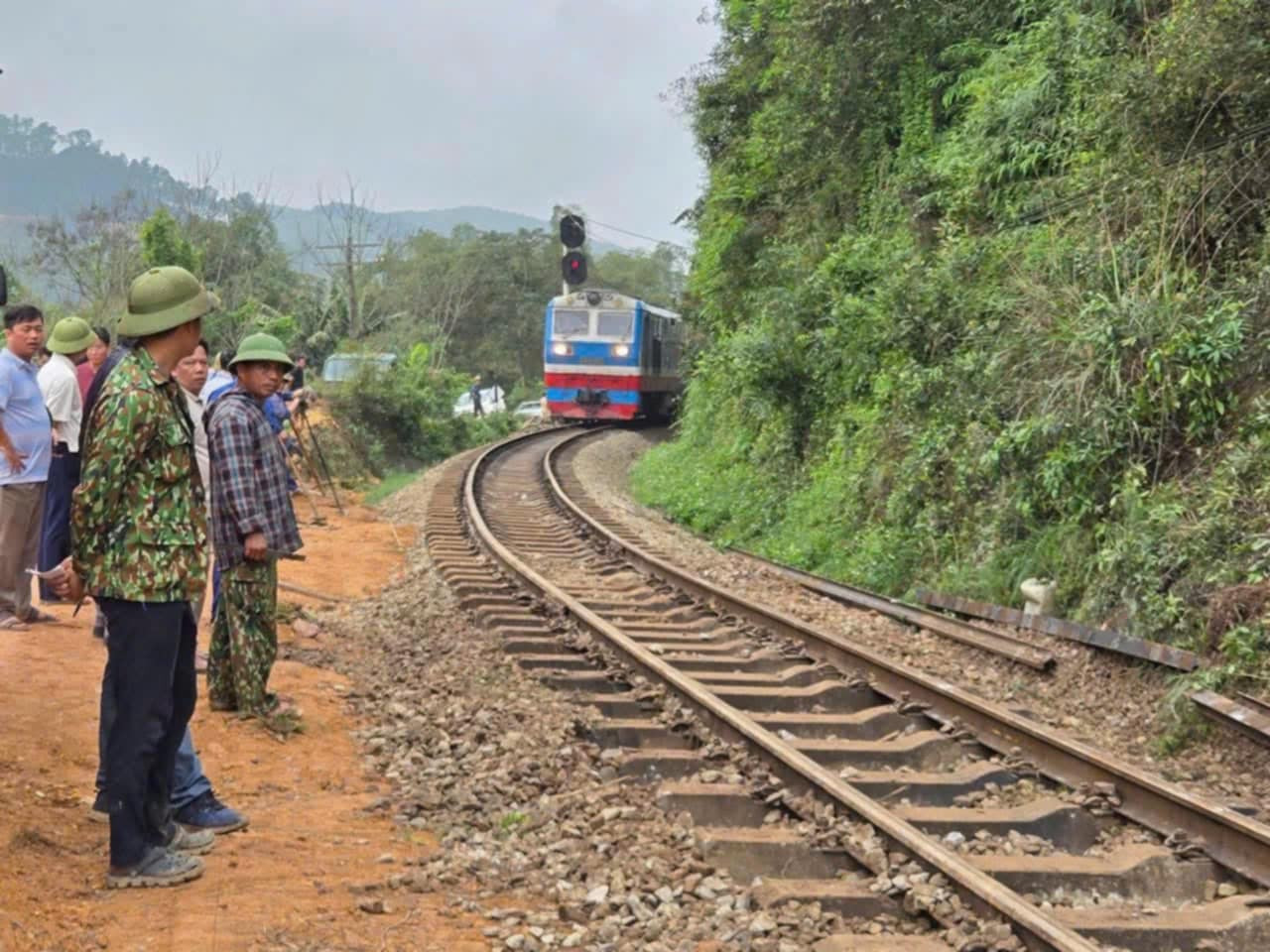 Thông tuyến đường sắt Bắc - Nam sau sự cố lật tàu ở Hà Tĩnh