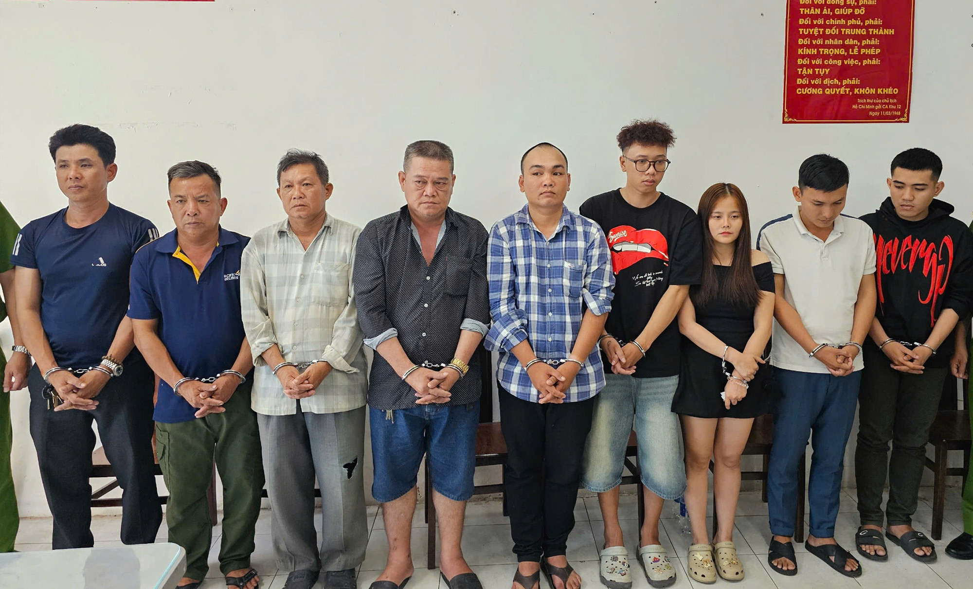 Bắt khẩn cấp 9 người khiêng quan tài dạo phố trước chợ Bến Thành