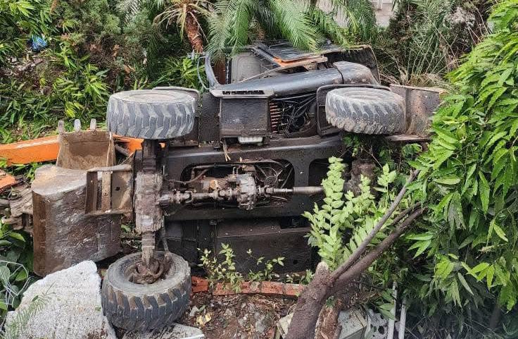 Xe máy xúc rơi xuống bờ kè tại Quảng Ninh, tài xế tử vong