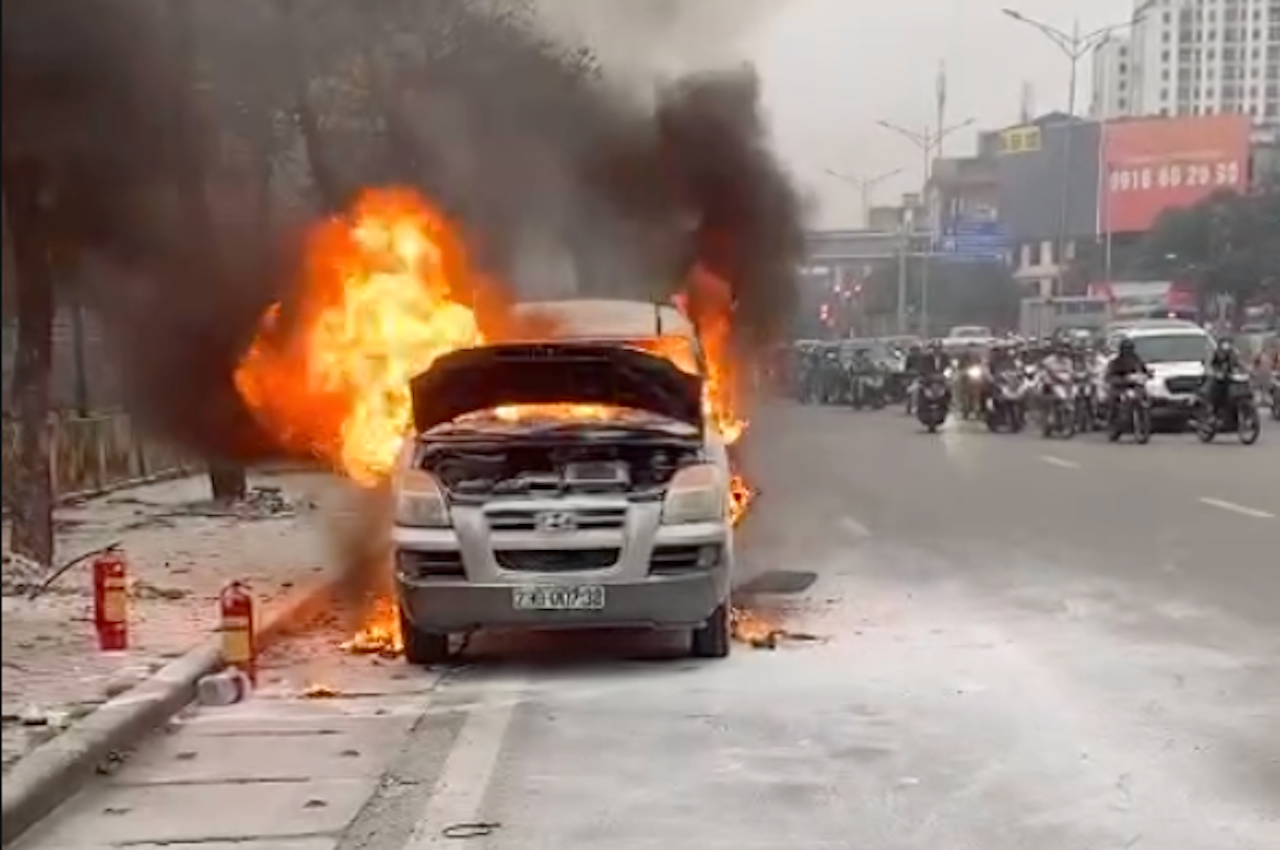 Ô tô bốc cháy ngùn ngụt trên phố Hà Nội vào giờ cao điểm