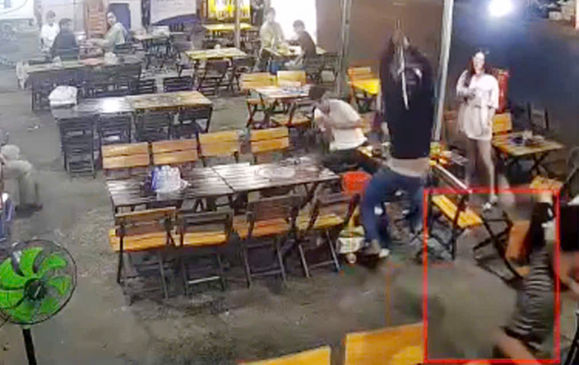 Bắt 4 kẻ xông vào quán nhậu đập phá, đuổi chém người ở TP.HCM