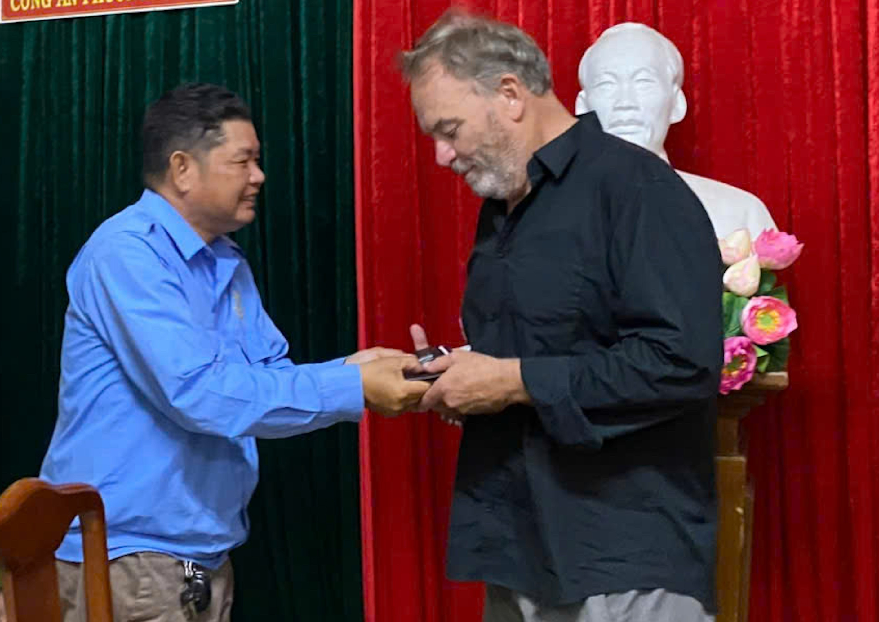 Người đàn ông đạp xích lô trả tài sản nhặt được cho du khách New Zealand