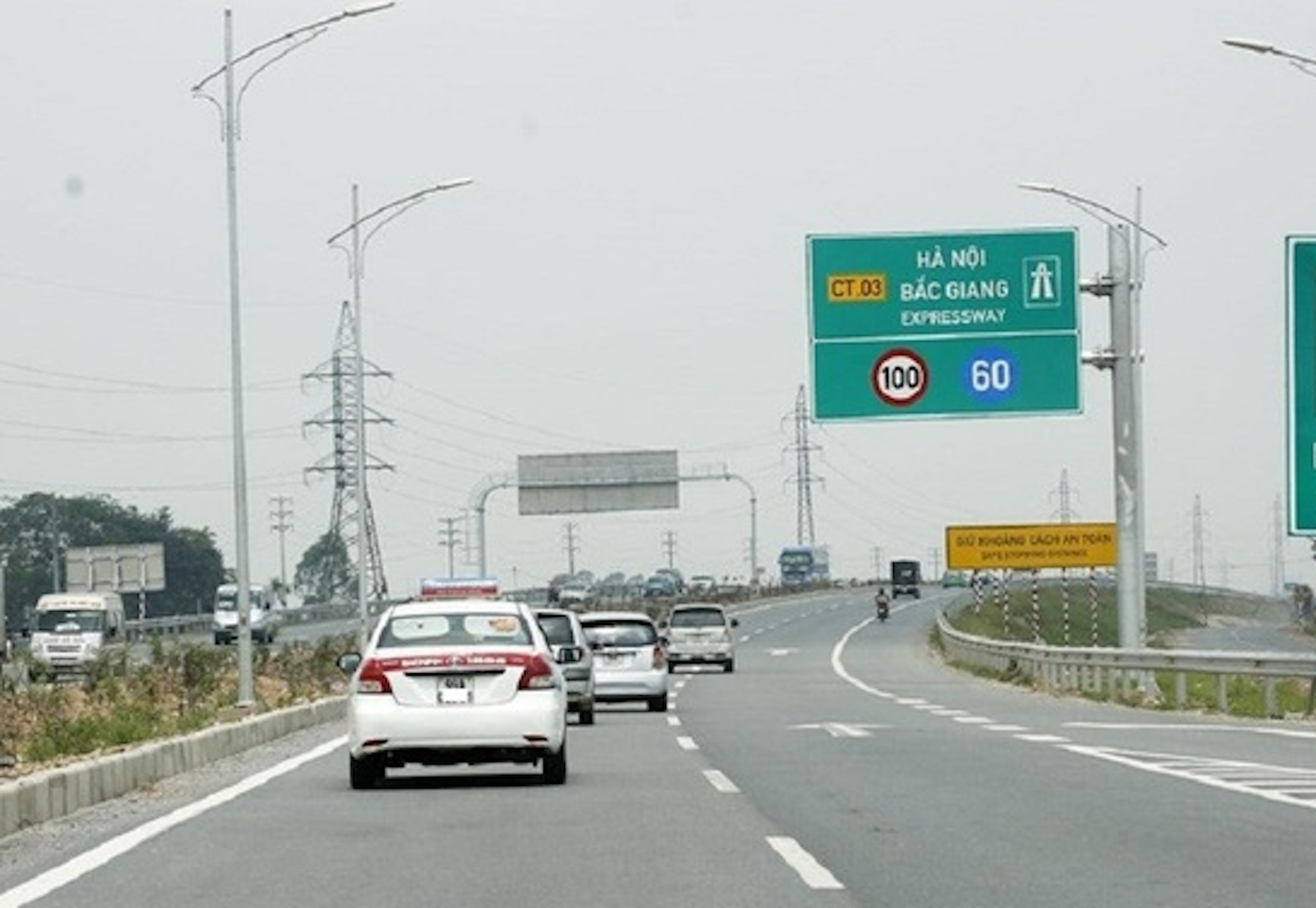 Mức xử phạt đối với ô tô chạy quá chậm? 