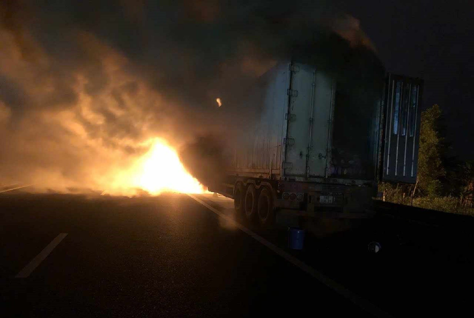 Xe đầu kéo cháy rụi trên cao tốc Đà Nẵng - Quảng Ngãi