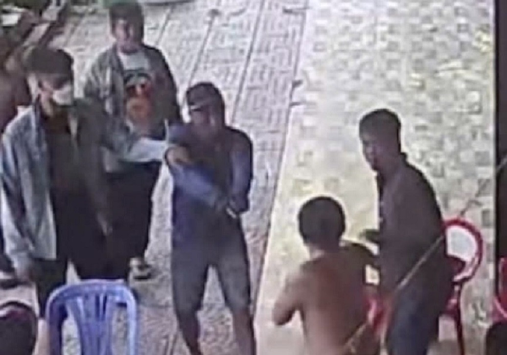 Mâu thuẫn chơi xóc đĩa, nhóm côn đồ mang súng nhựa vào nhà dân đánh người