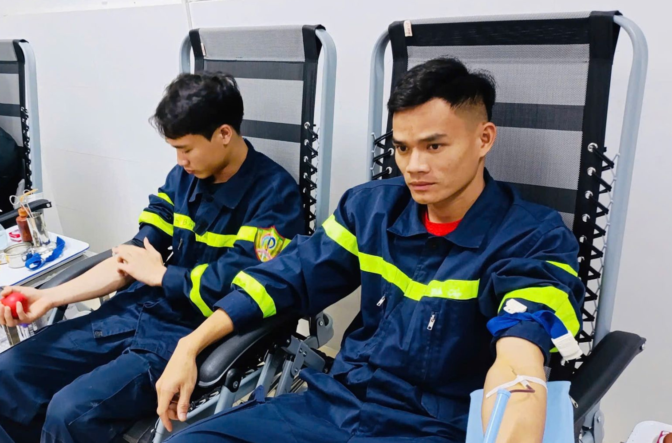 Hai chiến sĩ công an hiến máu cứu bệnh nhân qua cơn nguy kịch