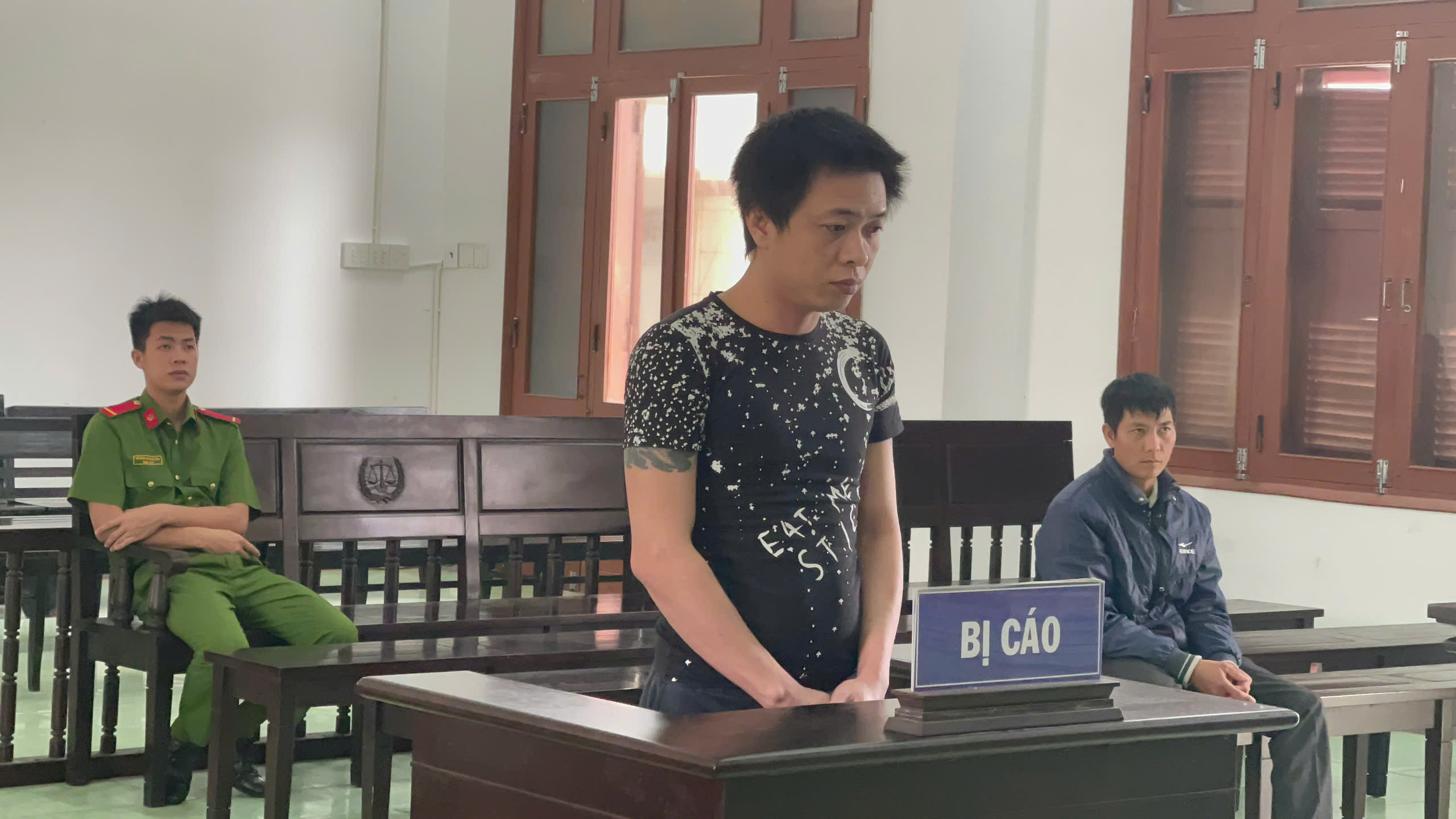 Trút ghen tuông lên tình địch, người đàn ông chờ ngày ly hôn lĩnh án giết người