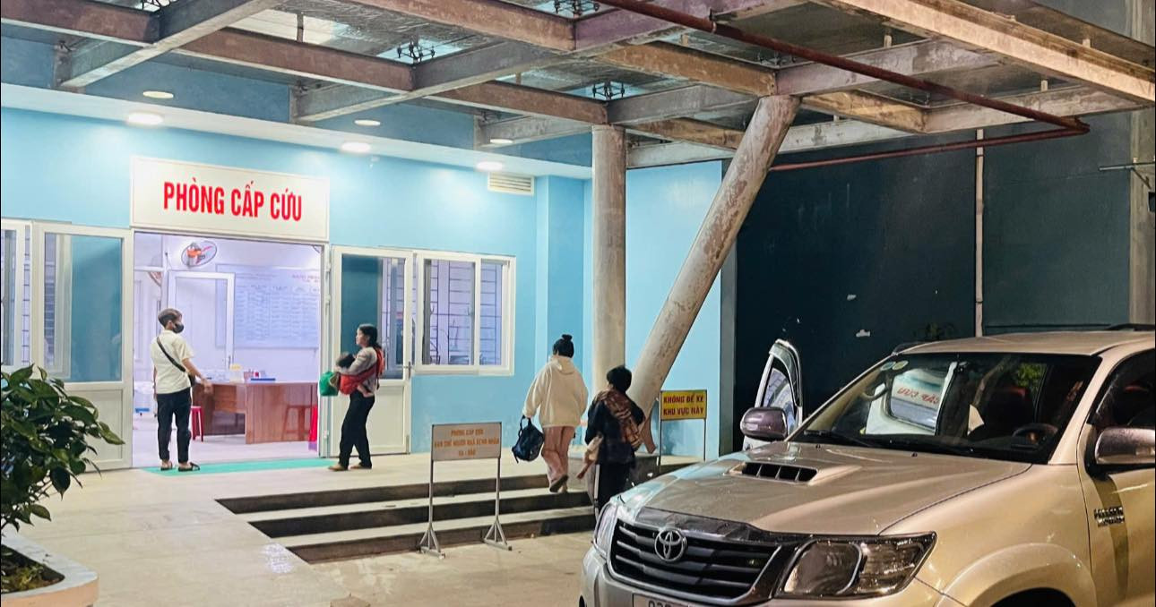 Thầy hiệu trưởng xuyên đêm lái xe vượt cả trăm cây số, đưa 4 trẻ đi cấp cứu