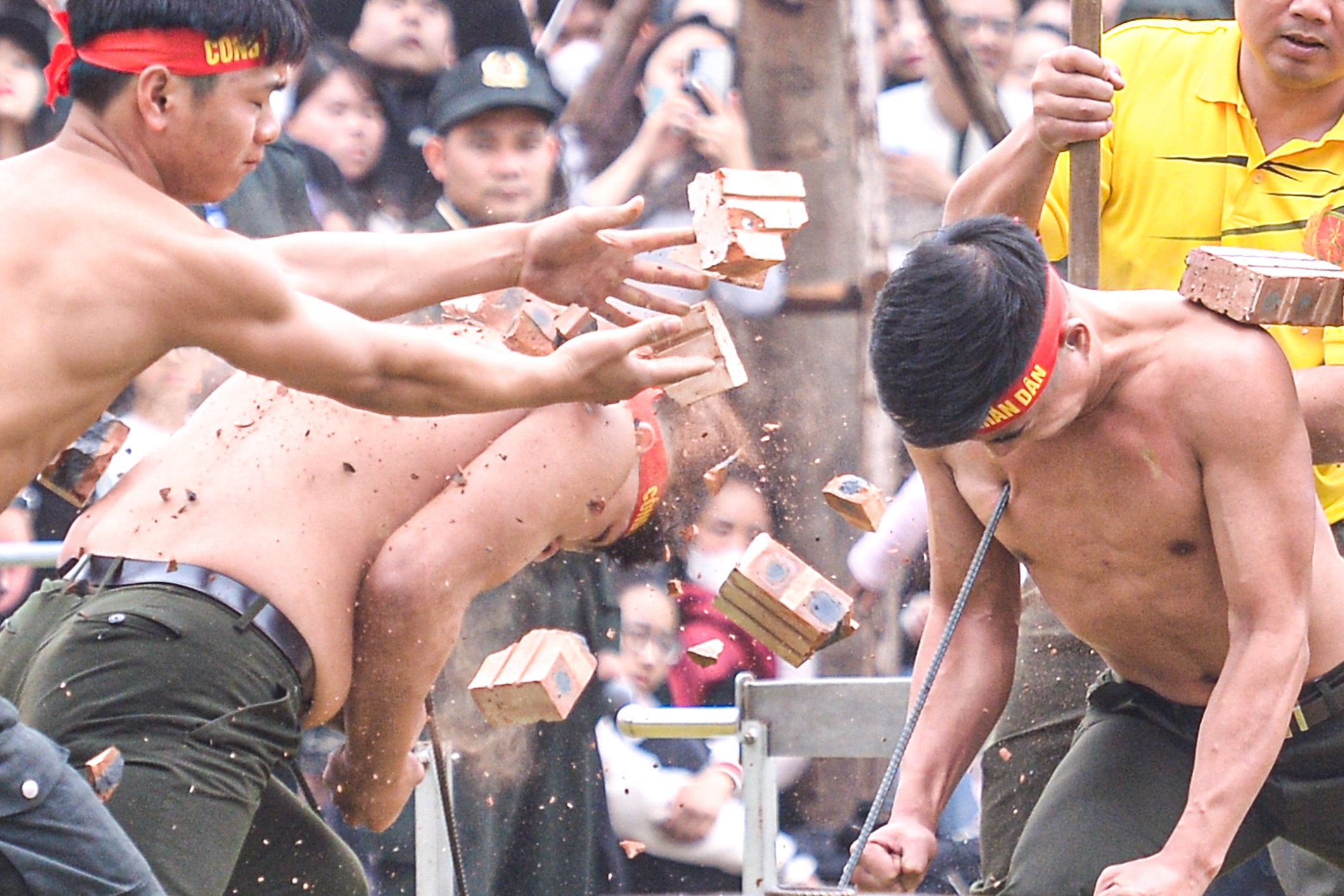 Cảnh sát dùng yết hầu uốn cong thanh sắt, đi chân trần trên thủy tinh