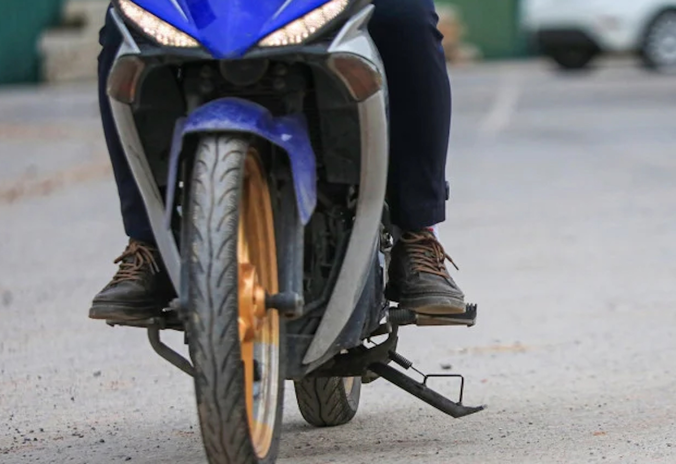 Năm 2025, đi xe máy không gạt chân chống bị phạt bao nhiêu tiền? 